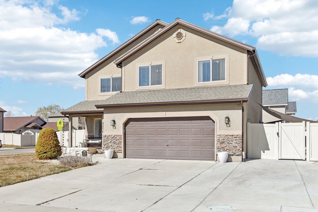Photo of 490 W LAKEVIEW DR, Lehi, UT 84043 (MLS # 2142207)