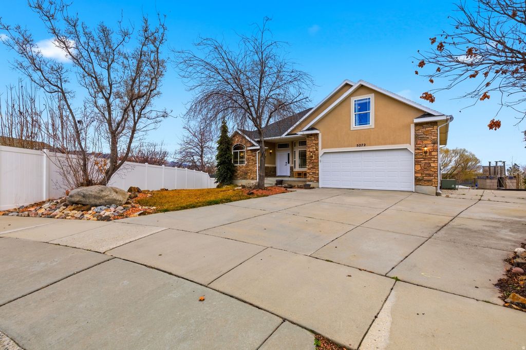 Photo of 5272 W SUN BLOOM CIR, Herriman, UT 84096 (MLS # 2140050)