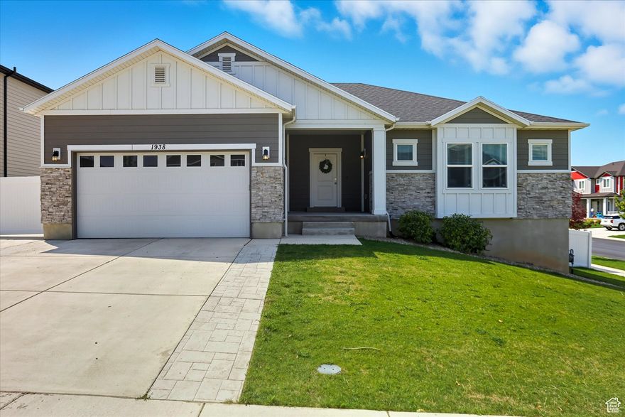 Experience the best of both worlds in this remarkable Spanish Fork rambler. Built in 2021, this home perfectly balances the tranquility of a quiet neighborhood with the convenience of a prime location. Enjoy easy access to the freeway for your commute and a quick drive to major retailers like Costco, Walmart, Lowe's, and Target, as well as a variety of great restaurants. You are also just minutes from Maple Mountain High School. Don't miss the opportunity to own a nearly-new home in an unbeatable location.