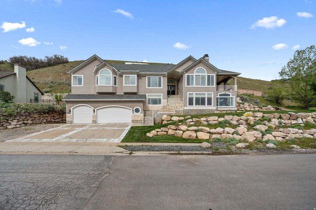 Photo of 708 N EAGLERIDGE DR E, Bountiful, UT 84010 (MLS # 2156757)