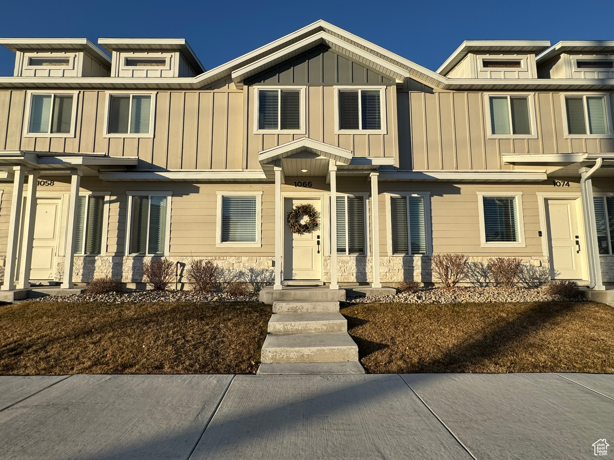 Great location, 2.5 miles from BYU, walking distance to Spring Creek Park, minutes from I-15 and Provo City Center. Beautiful townhome that's been very well taken care of with granite countertops, kitchen island, stainless appliances, 2-car garage, etc... . Don't miss out on this one!