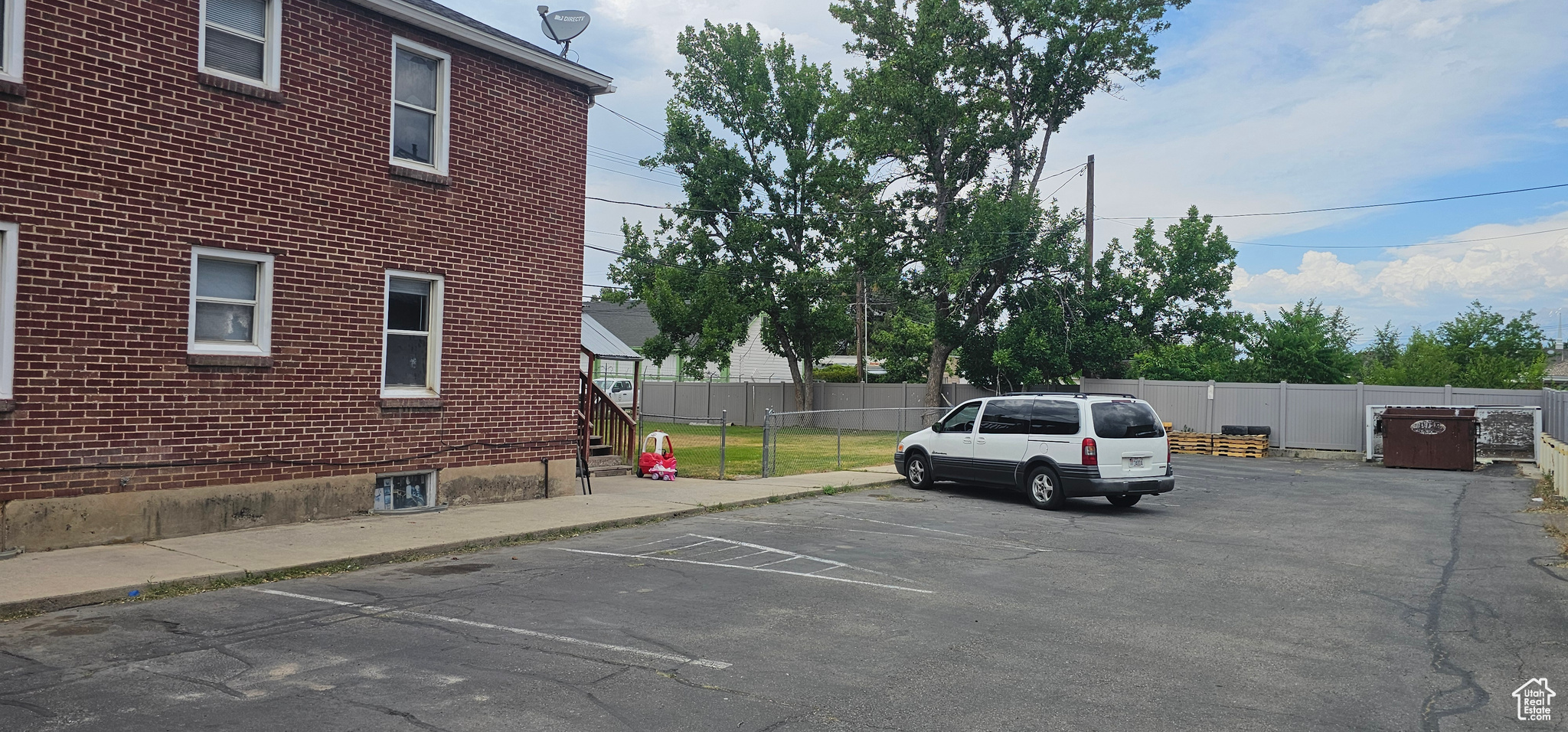 Main image without alt text