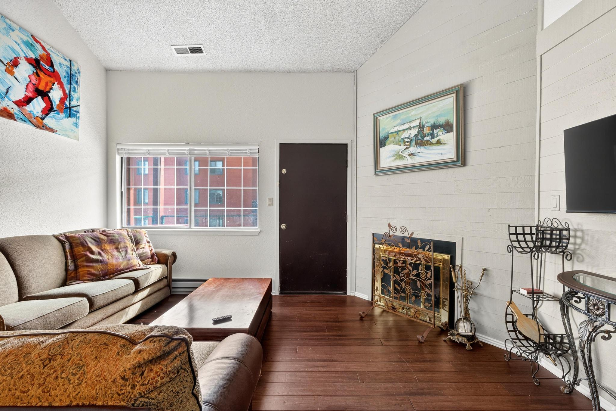 GIANT STEPS CONDO - Residential