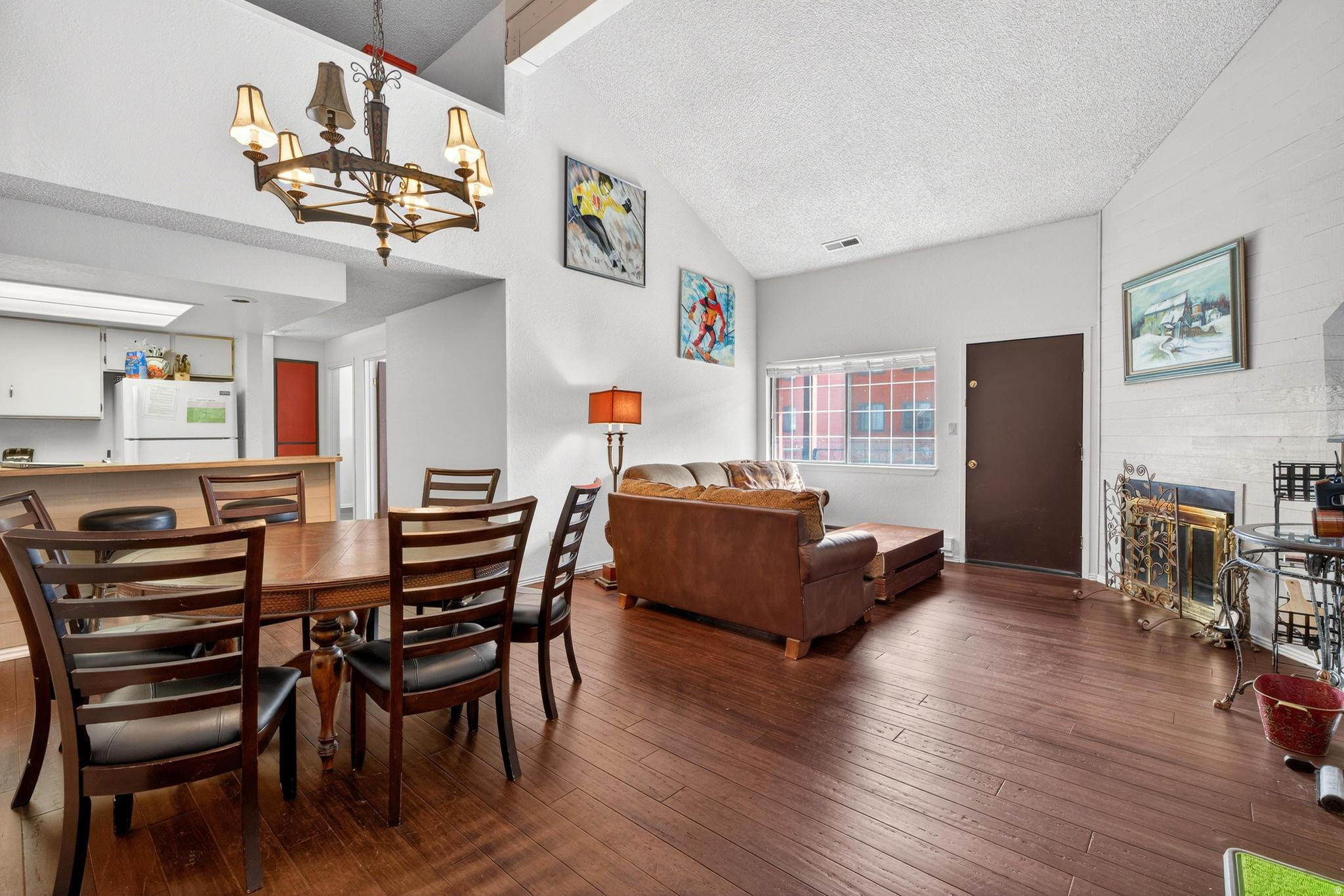 GIANT STEPS CONDO - Residential