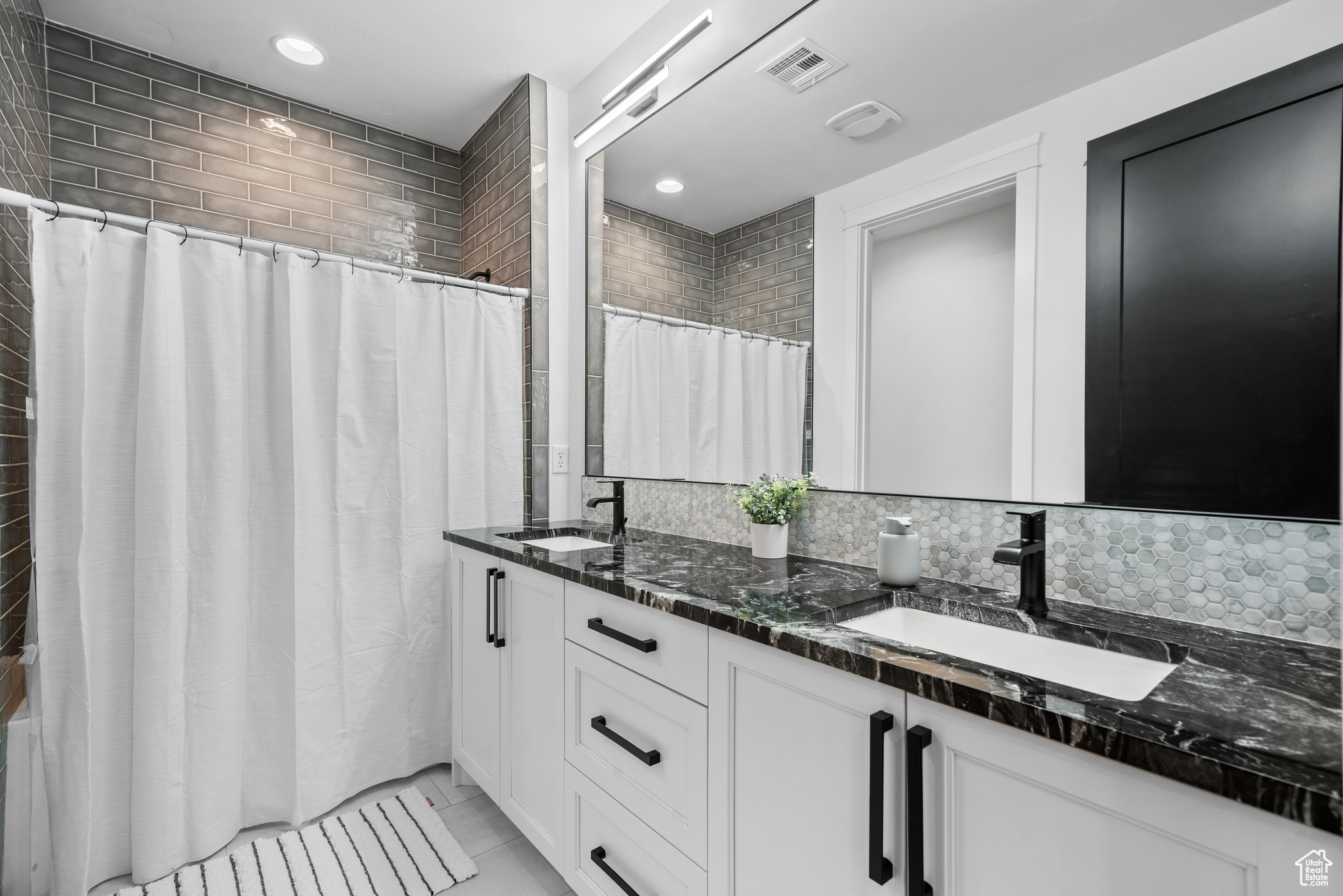 HAWKEYE POINTE SUBDI - Residential