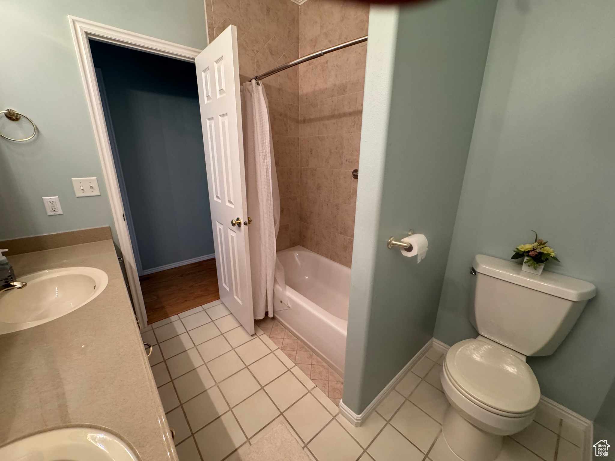 COUNTRY CLUB ESTATES - Residential