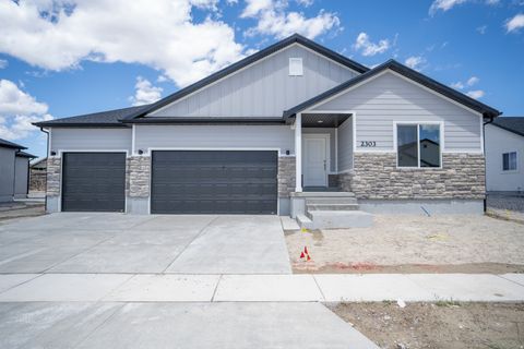 Photo of 2317 E MARIGOLD DR #514, Eagle Mountain, UT 84005 (MLS # 2136294)