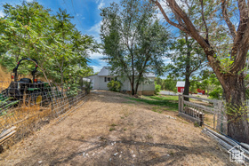 1220 N HILLSIDE DR E