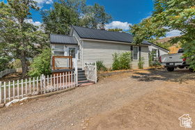 1220 N HILLSIDE DR E