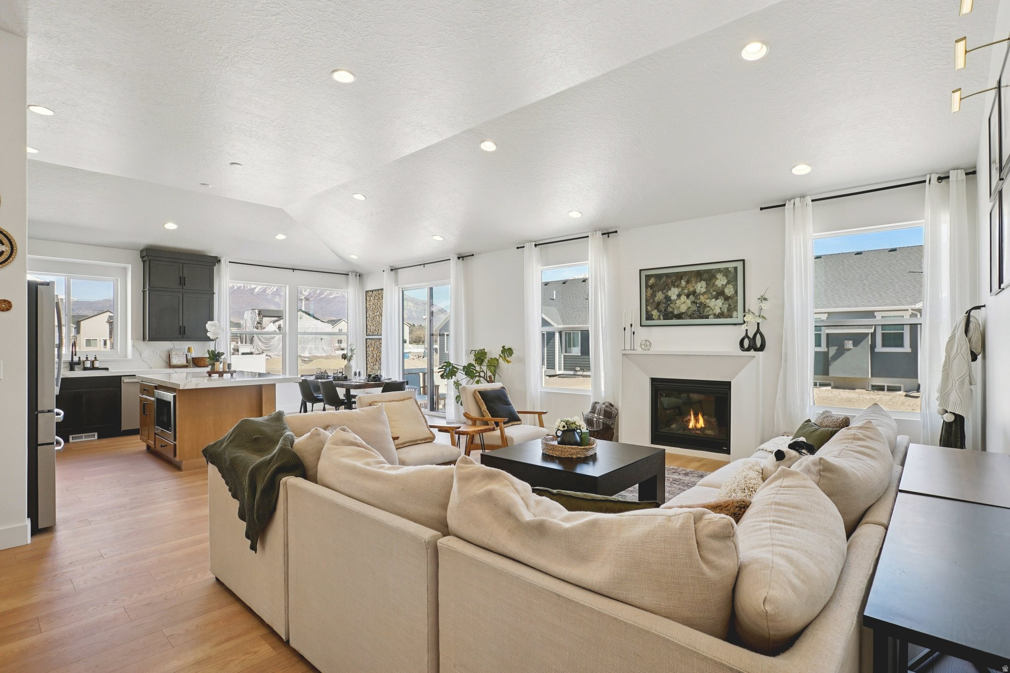 BROADVIEW SHORES - Residential