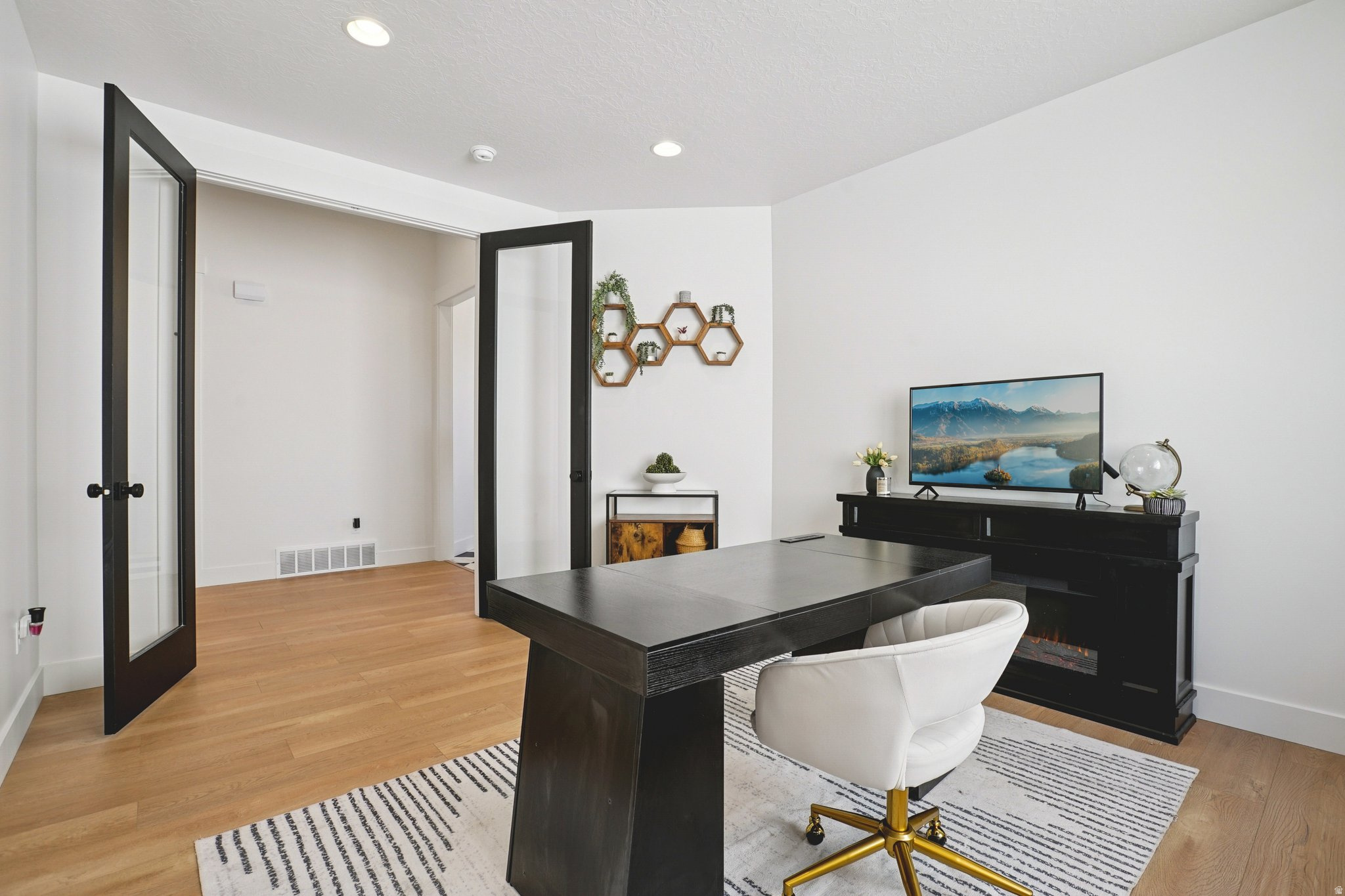 BROADVIEW SHORES - Residential