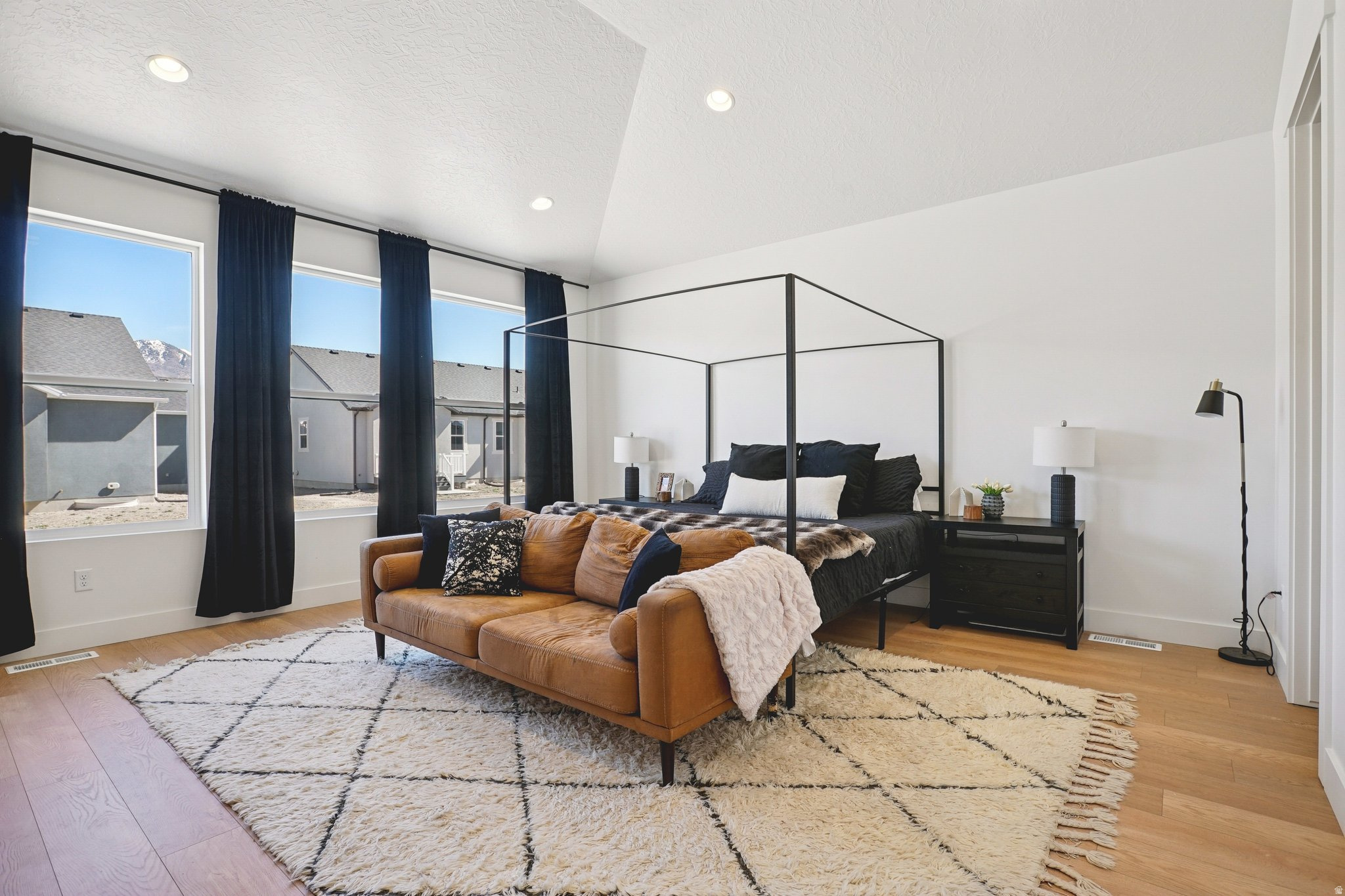 BROADVIEW SHORES - Residential