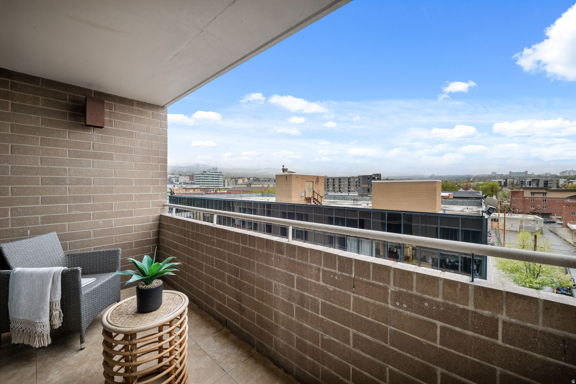 BROADWAY TOWER - Residential