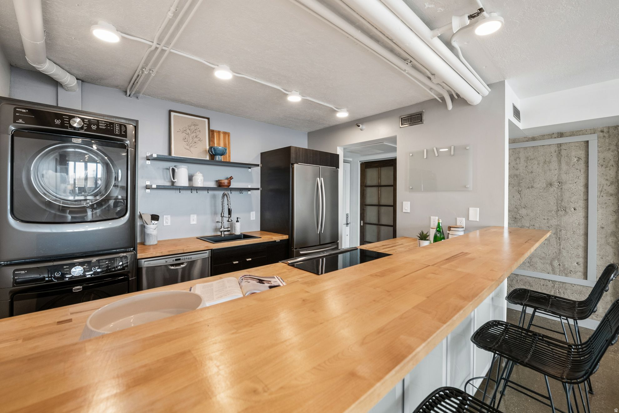 BROADWAY TOWER - Residential