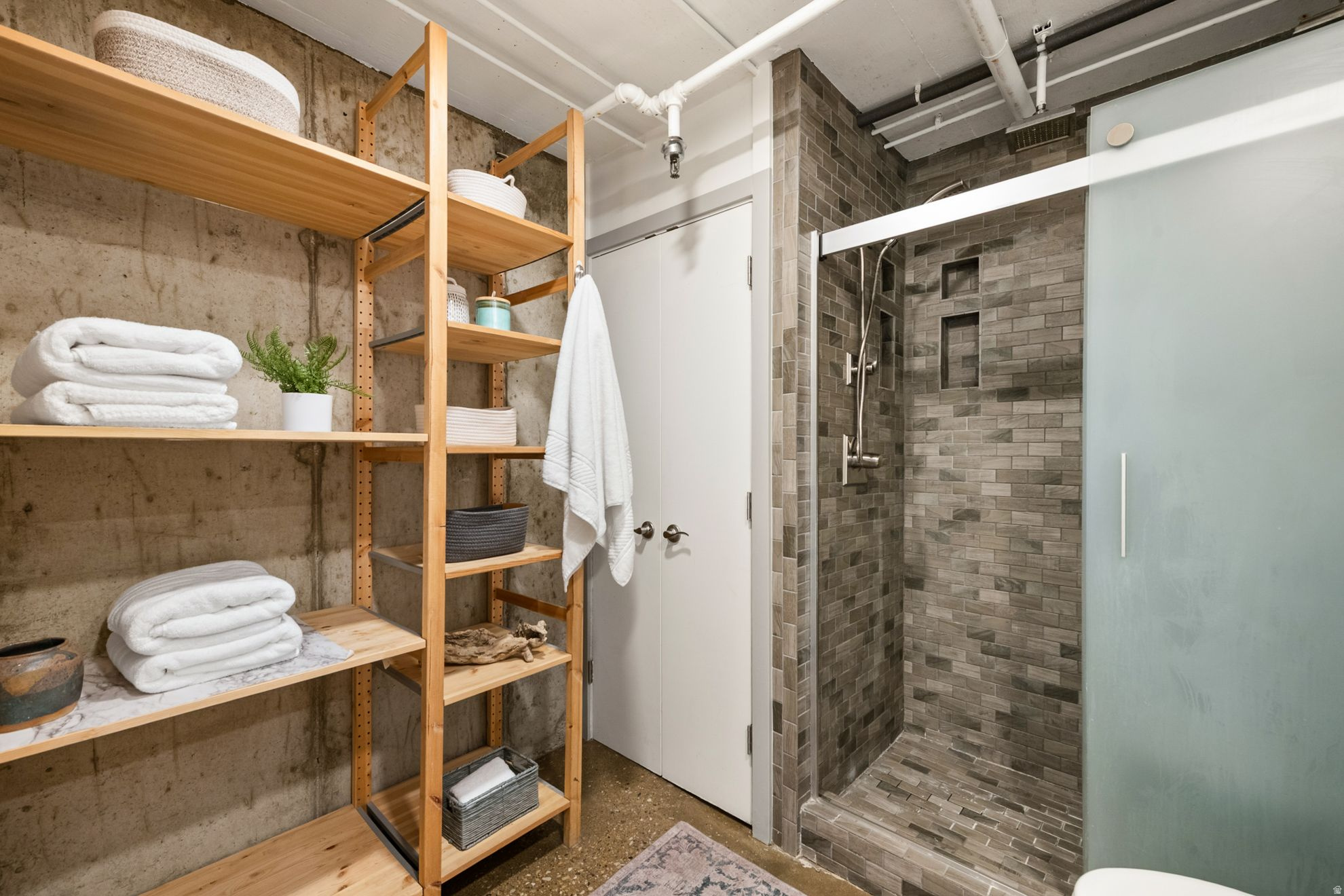 BROADWAY TOWER - Residential