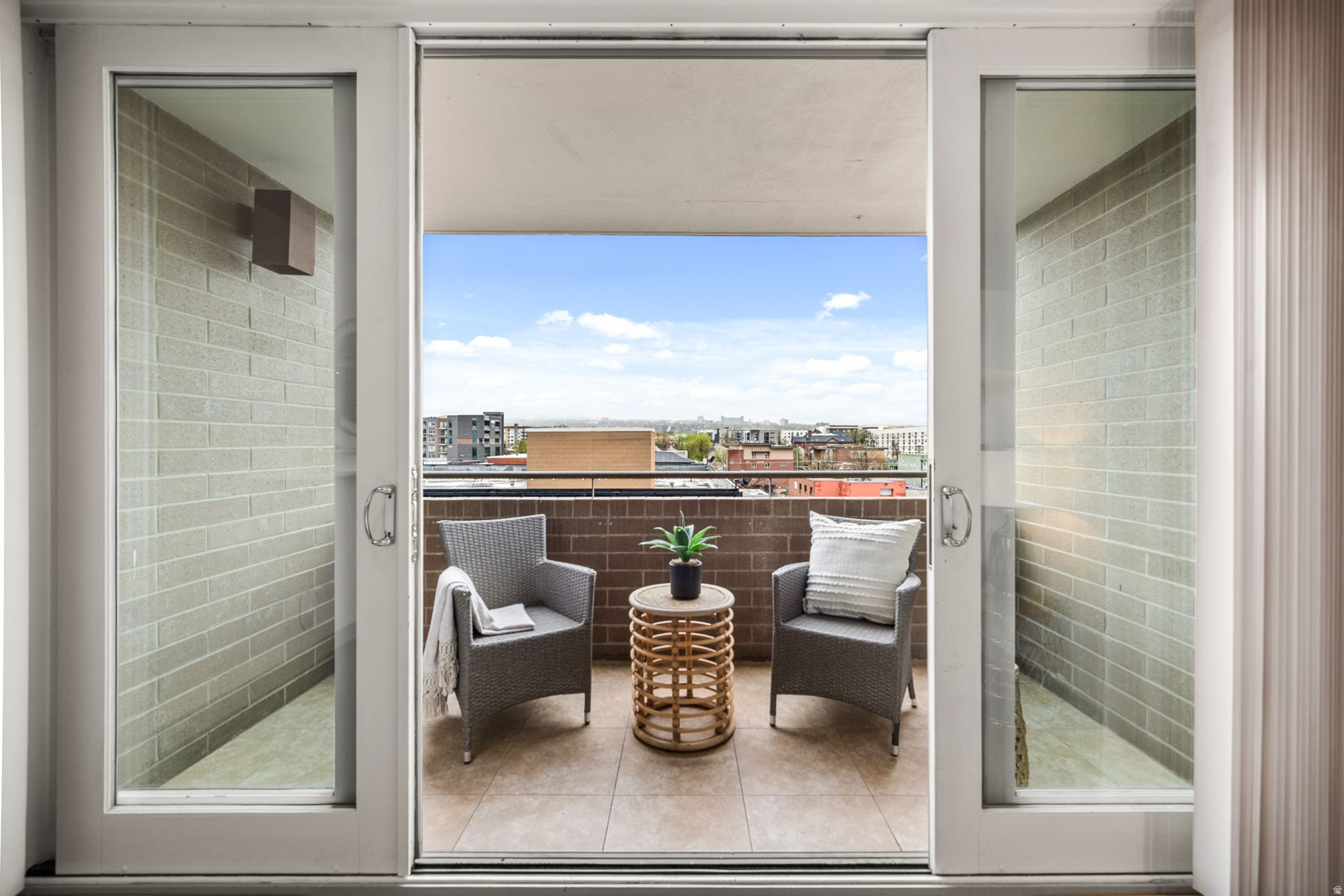 BROADWAY TOWER - Residential