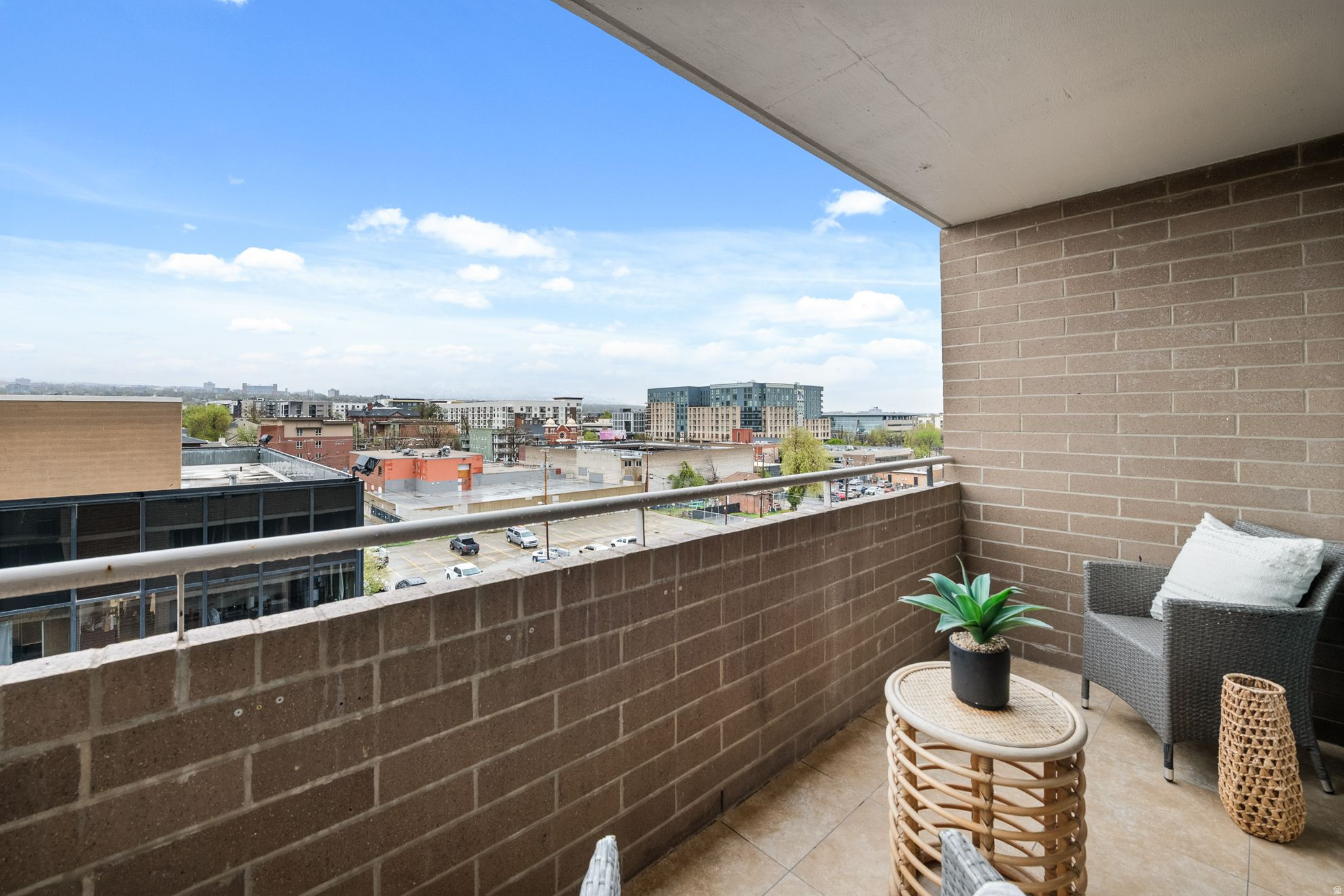 BROADWAY TOWER - Residential