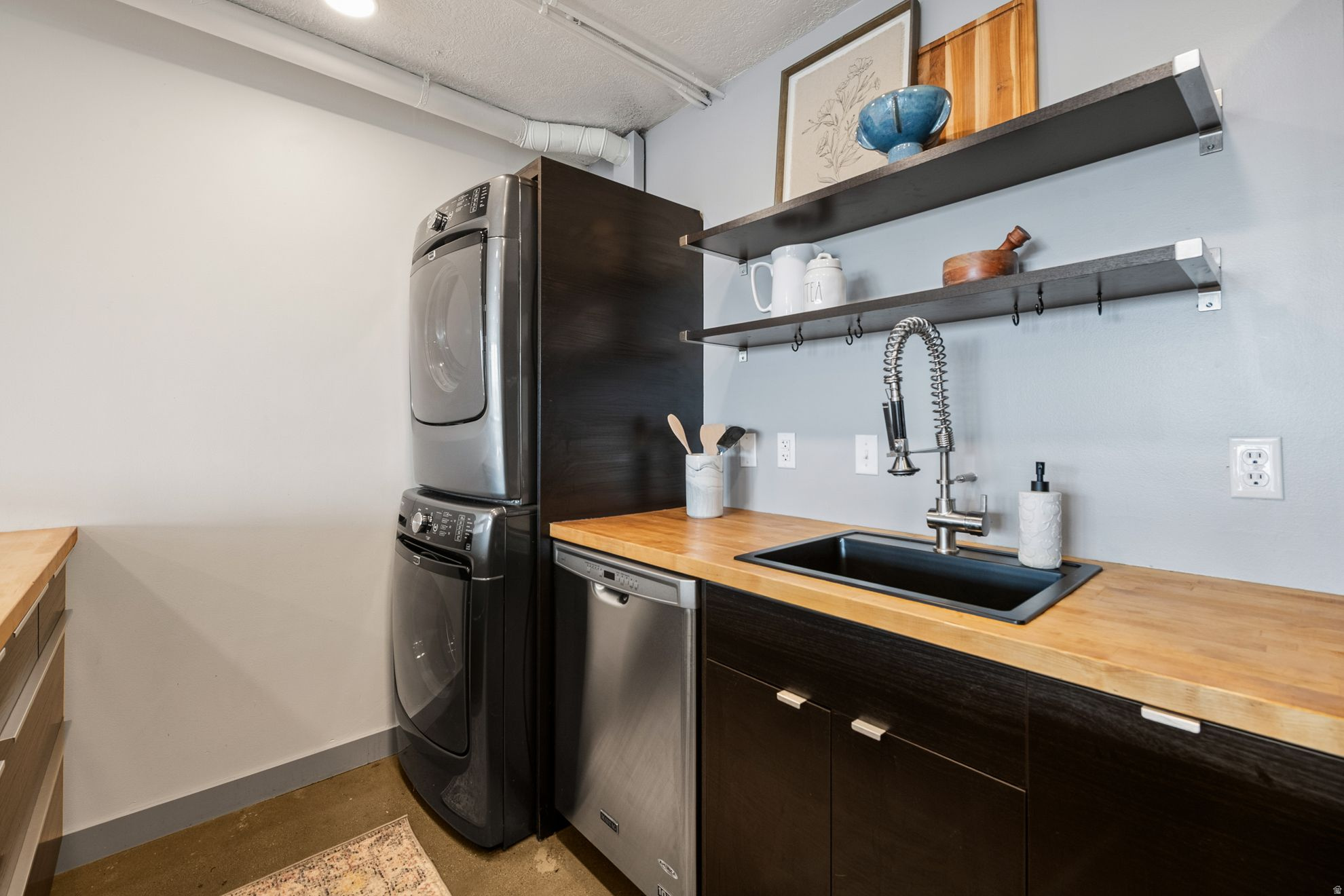 BROADWAY TOWER - Residential