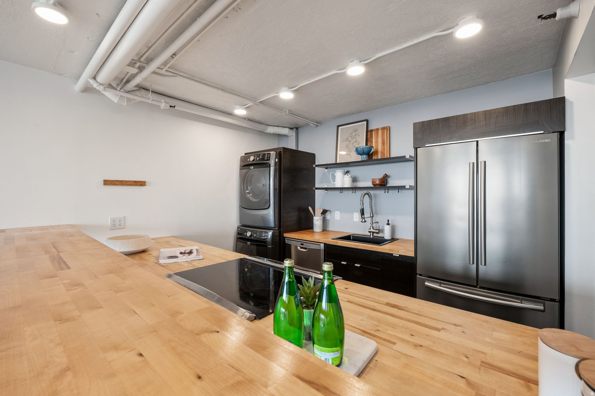 BROADWAY TOWER - Residential