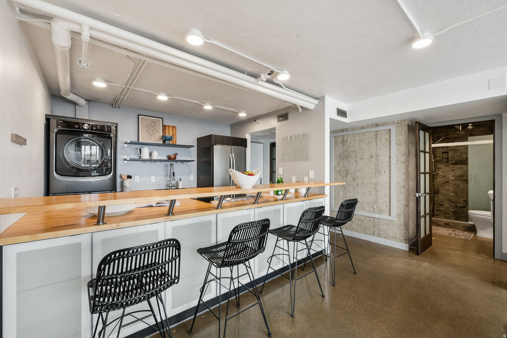 BROADWAY TOWER - Residential