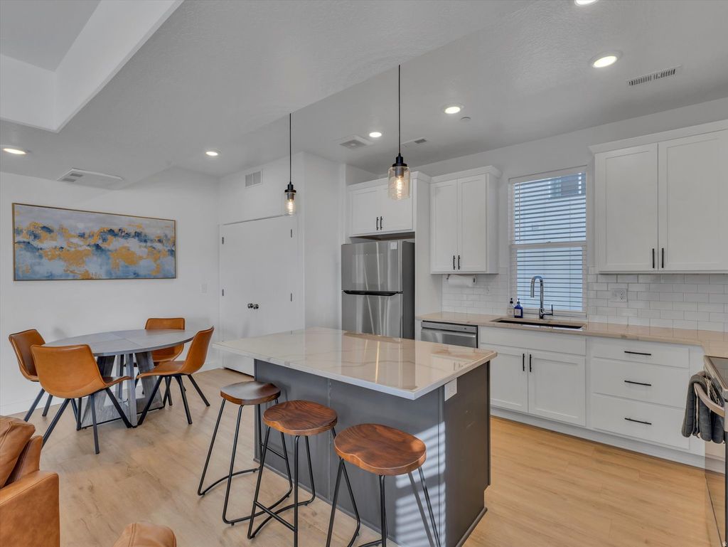 Photo of 301 W AZURE SKY LN N, Salt Lake City, UT 84103 (MLS # 2138784)