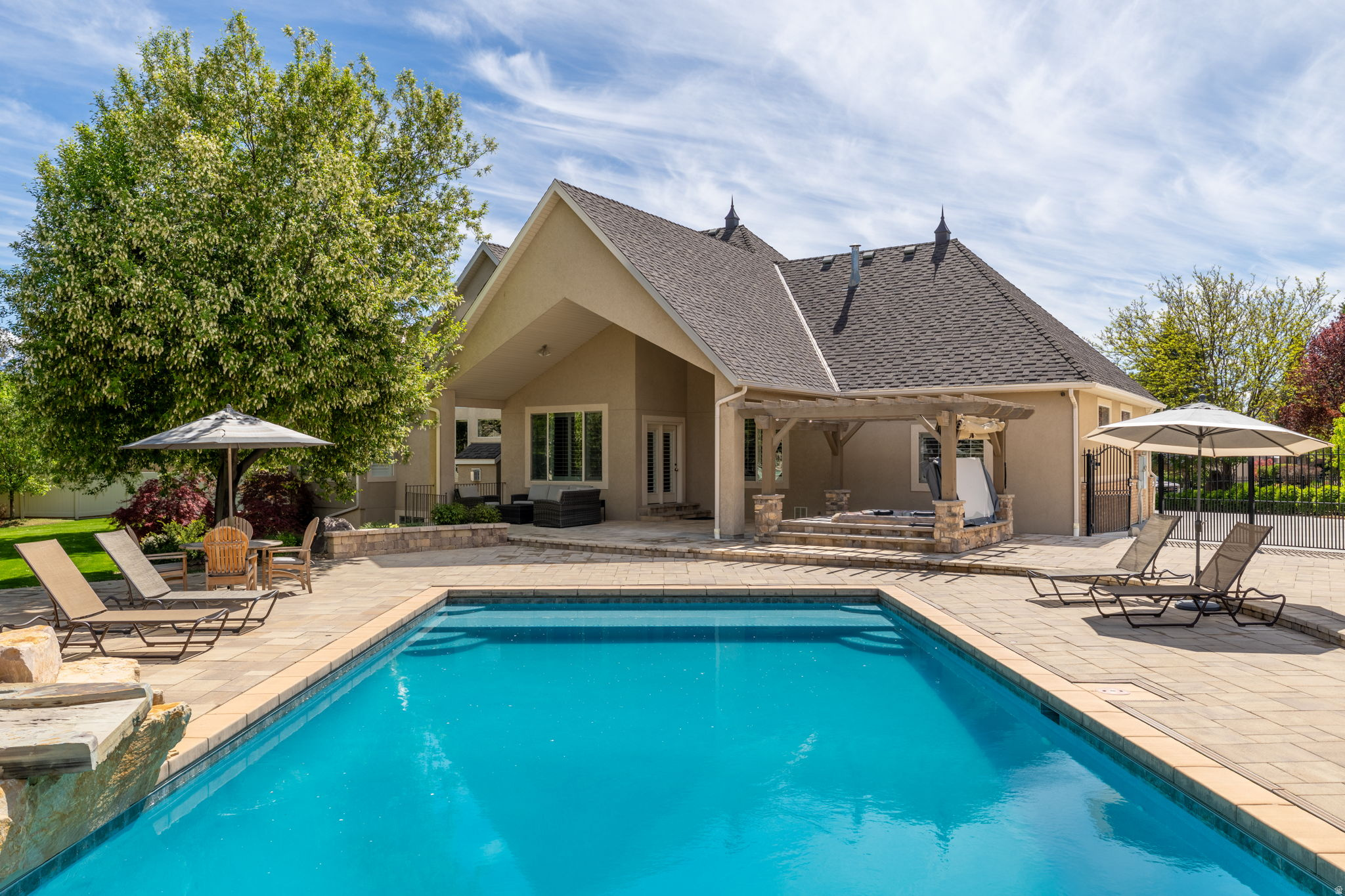 TRIPLE CROWN - Residential