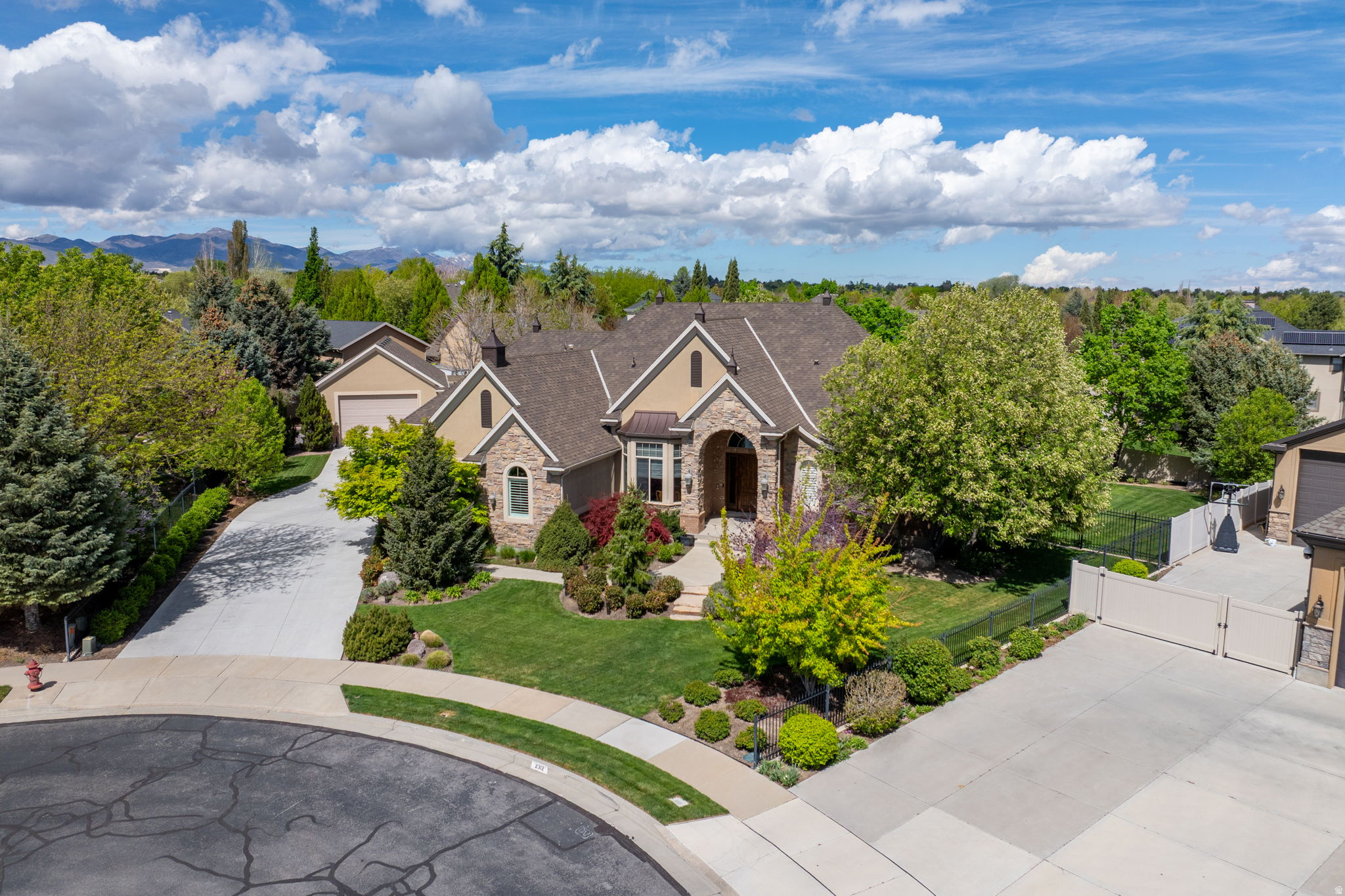 TRIPLE CROWN - Residential