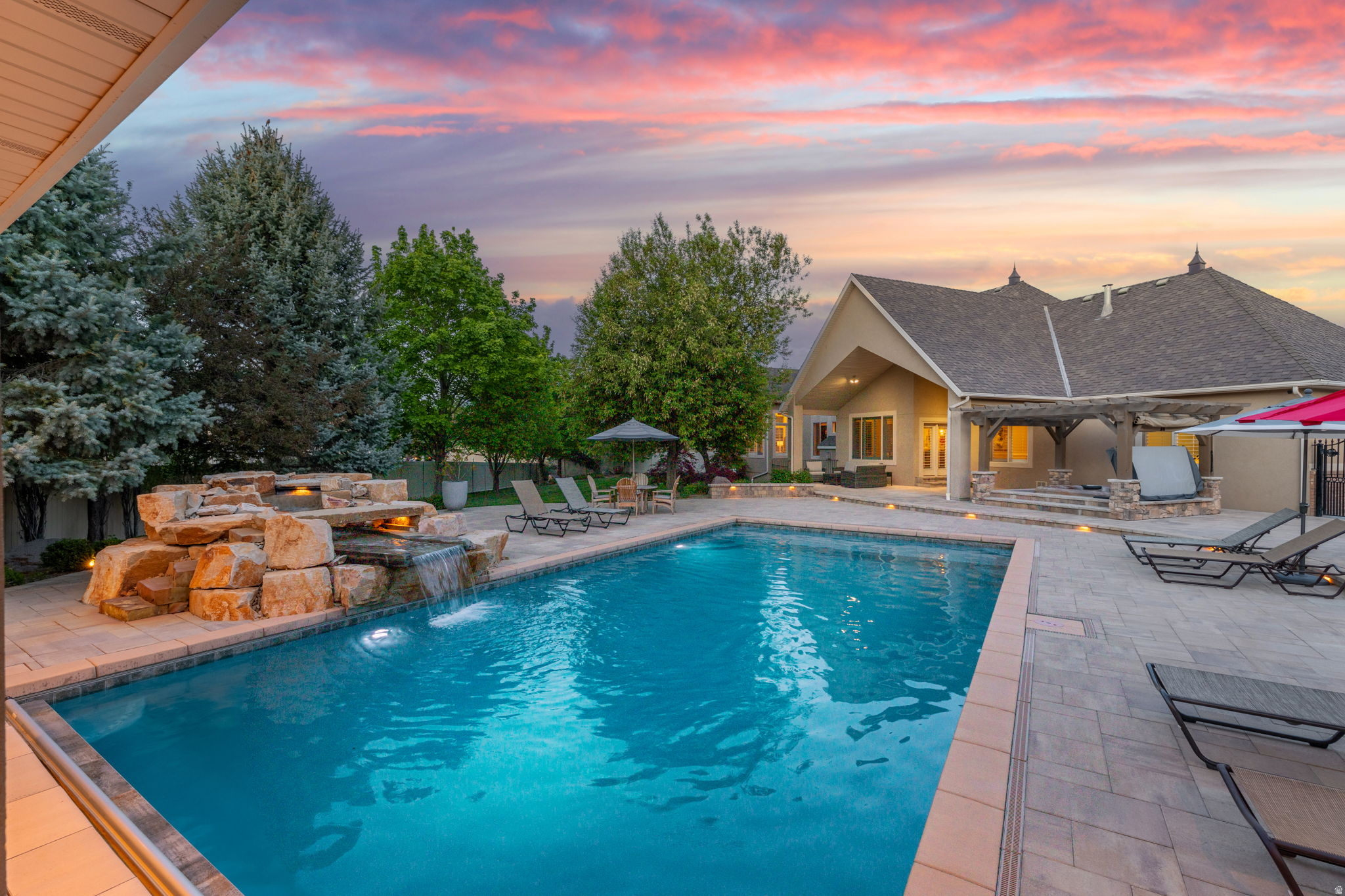 TRIPLE CROWN - Residential