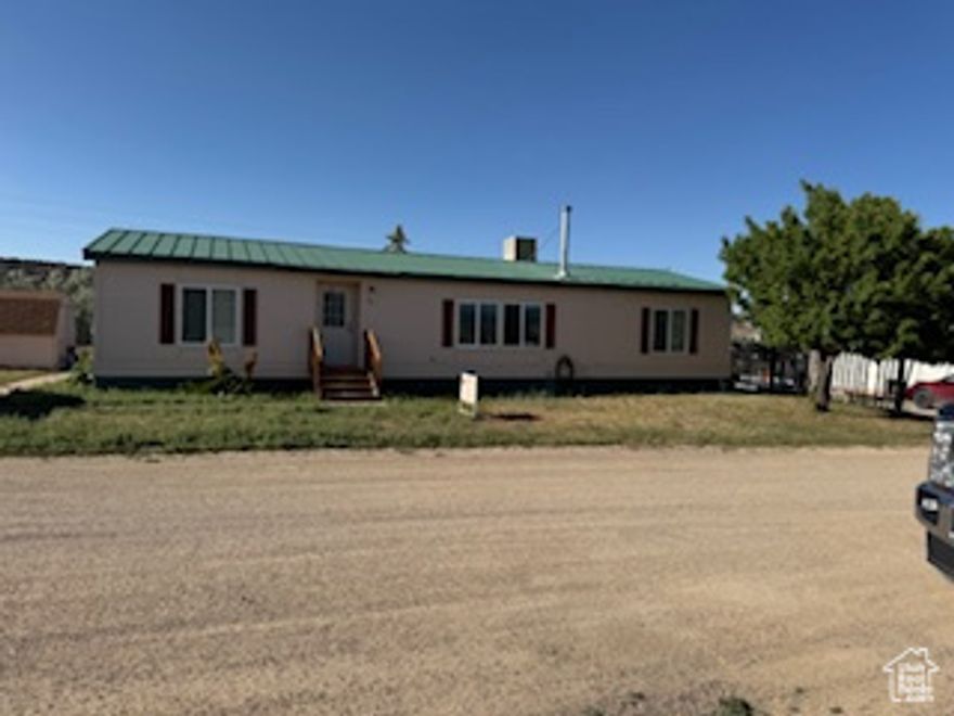 Newly remodeled, very clean manufactured home on a private drive, just minutes away from the Gorge.  Great starter home or weekend getaway.  Little landscaping leaving time to play and a shed to store all your out doors equipment.  Priced to sell fast!