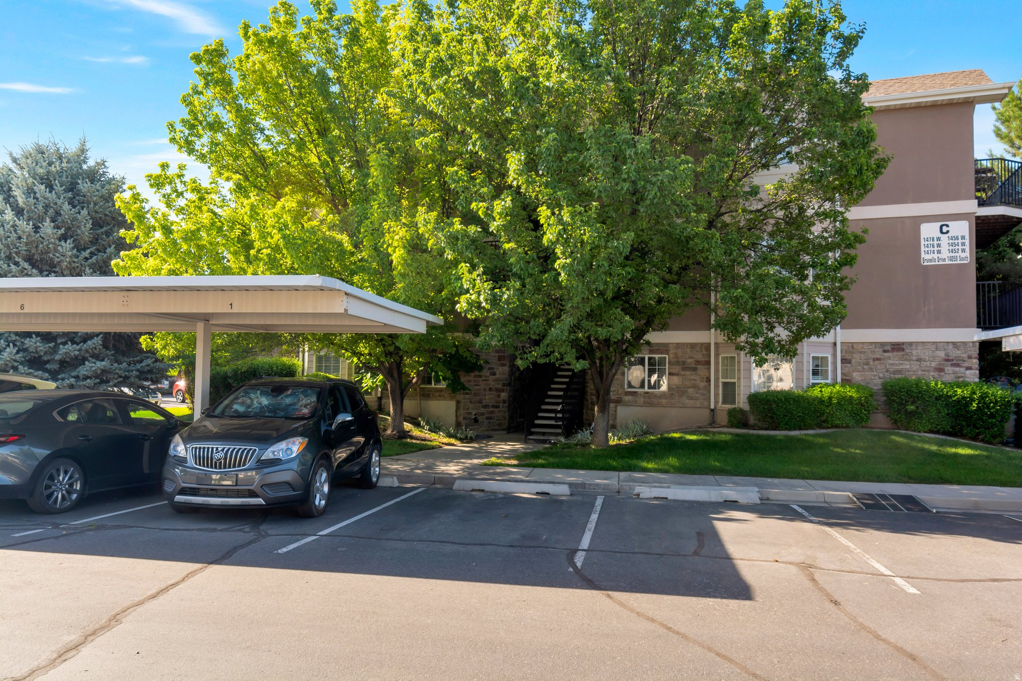 VINTAGE ON THE BLUFFS - Residential