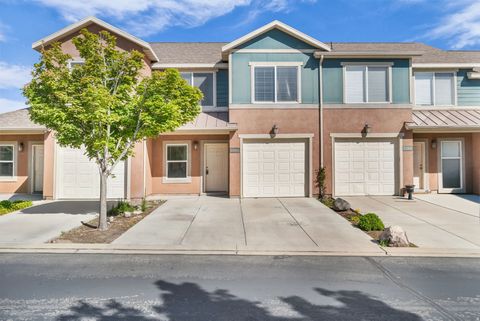 Townhouse For Sale - 5086 W Wind Rock Ln<br/> Herriman, UT 84096