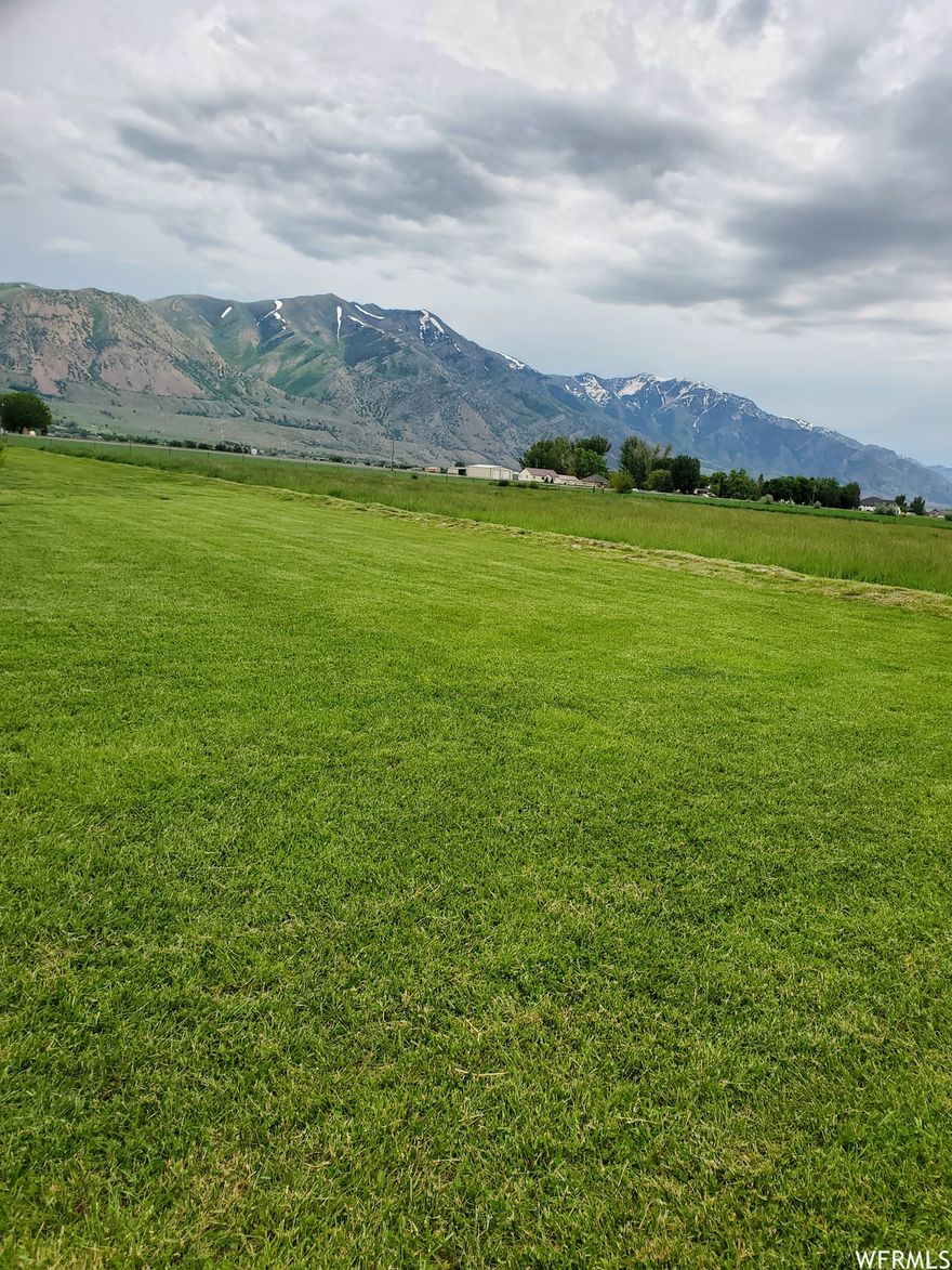 Great large lot with residential zoning. Close to the city to enjoy the convenience, but far enough away to avoid the city life problems. Septic has been approved. 1.5 Water shares available. Water, power, and gas are available and are at the street. Amazing lot waiting for your dream house.