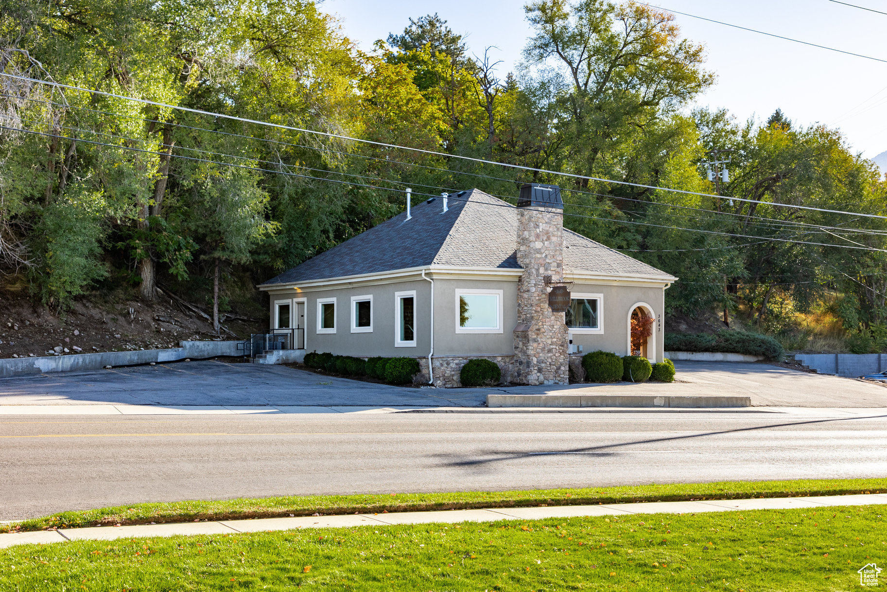 HIGHLAND - Commercial Sale