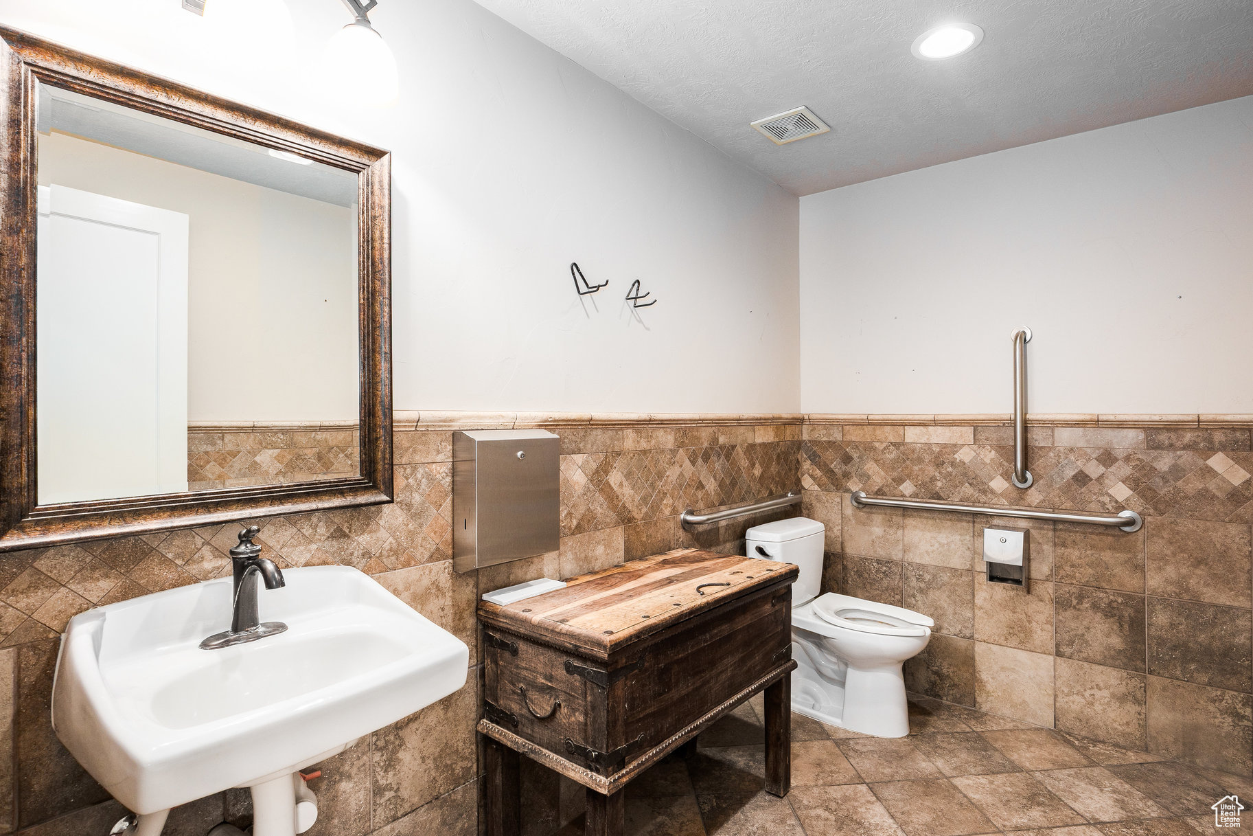 HIGHLAND - Commercial Sale