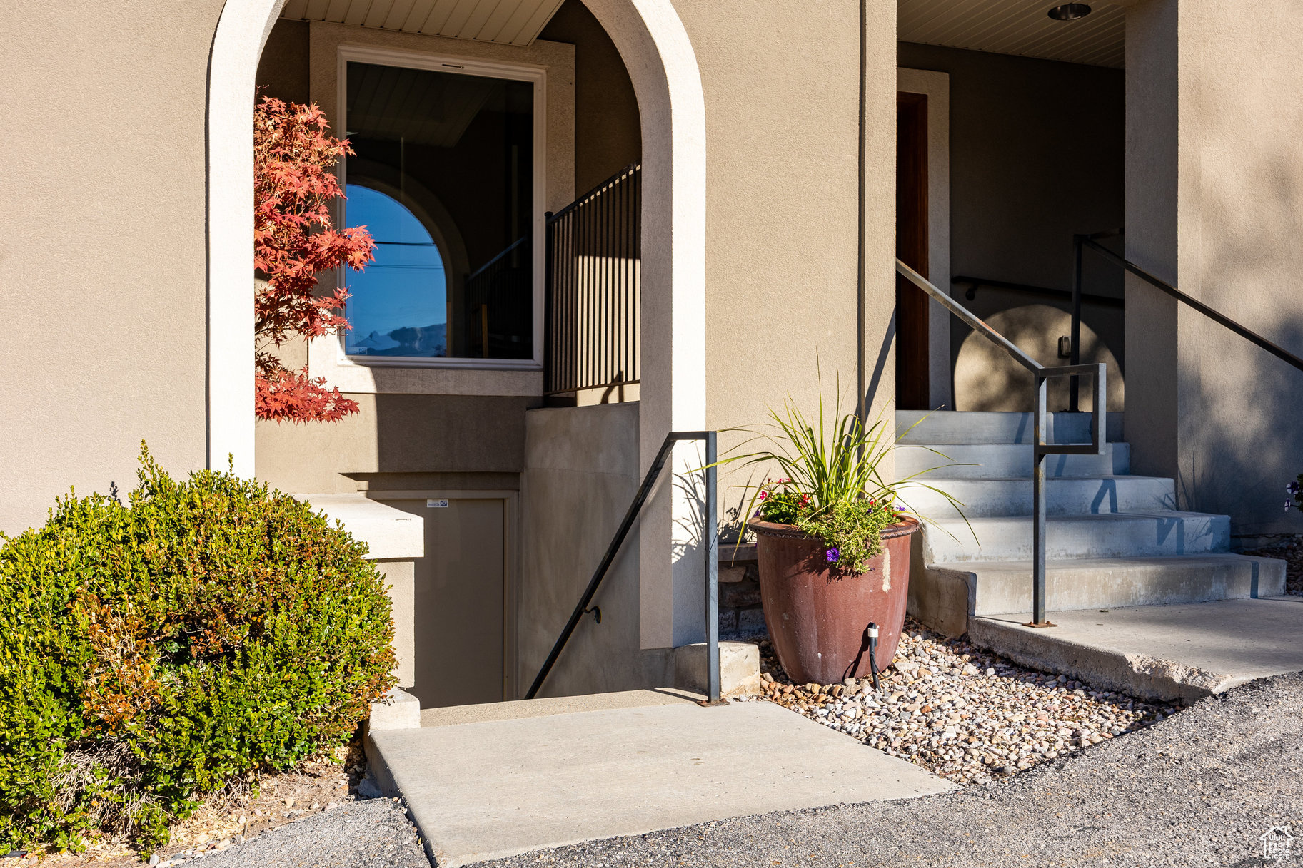 HIGHLAND - Commercial Sale