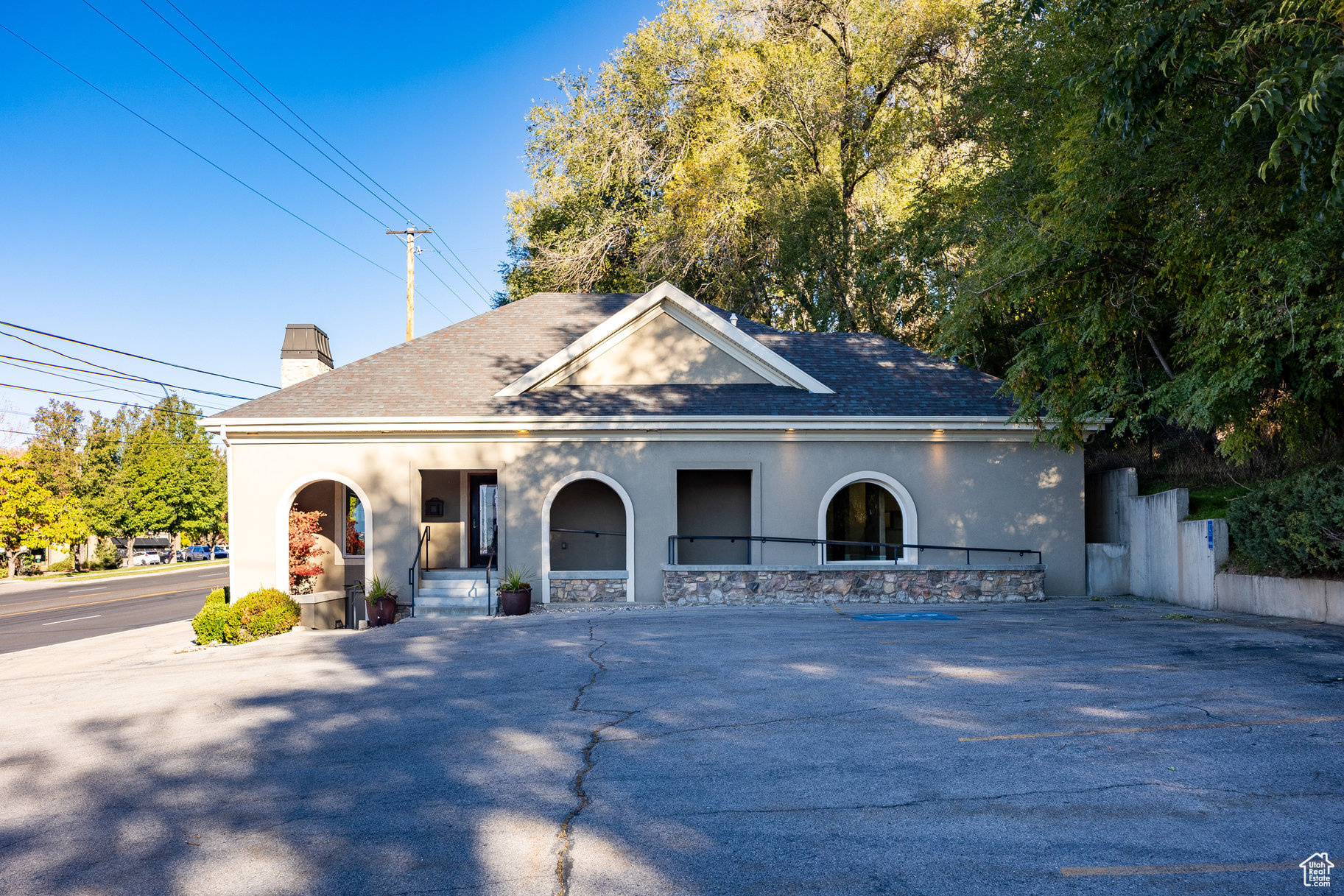 HIGHLAND - Commercial Sale