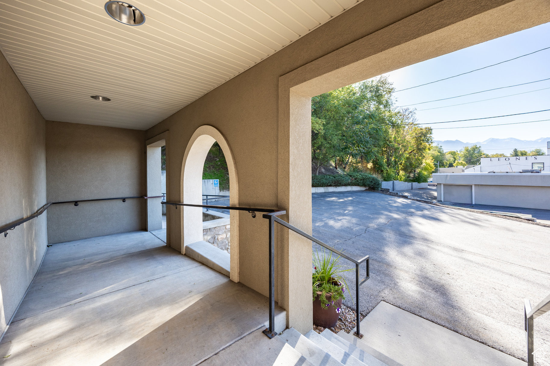 HIGHLAND - Commercial Sale