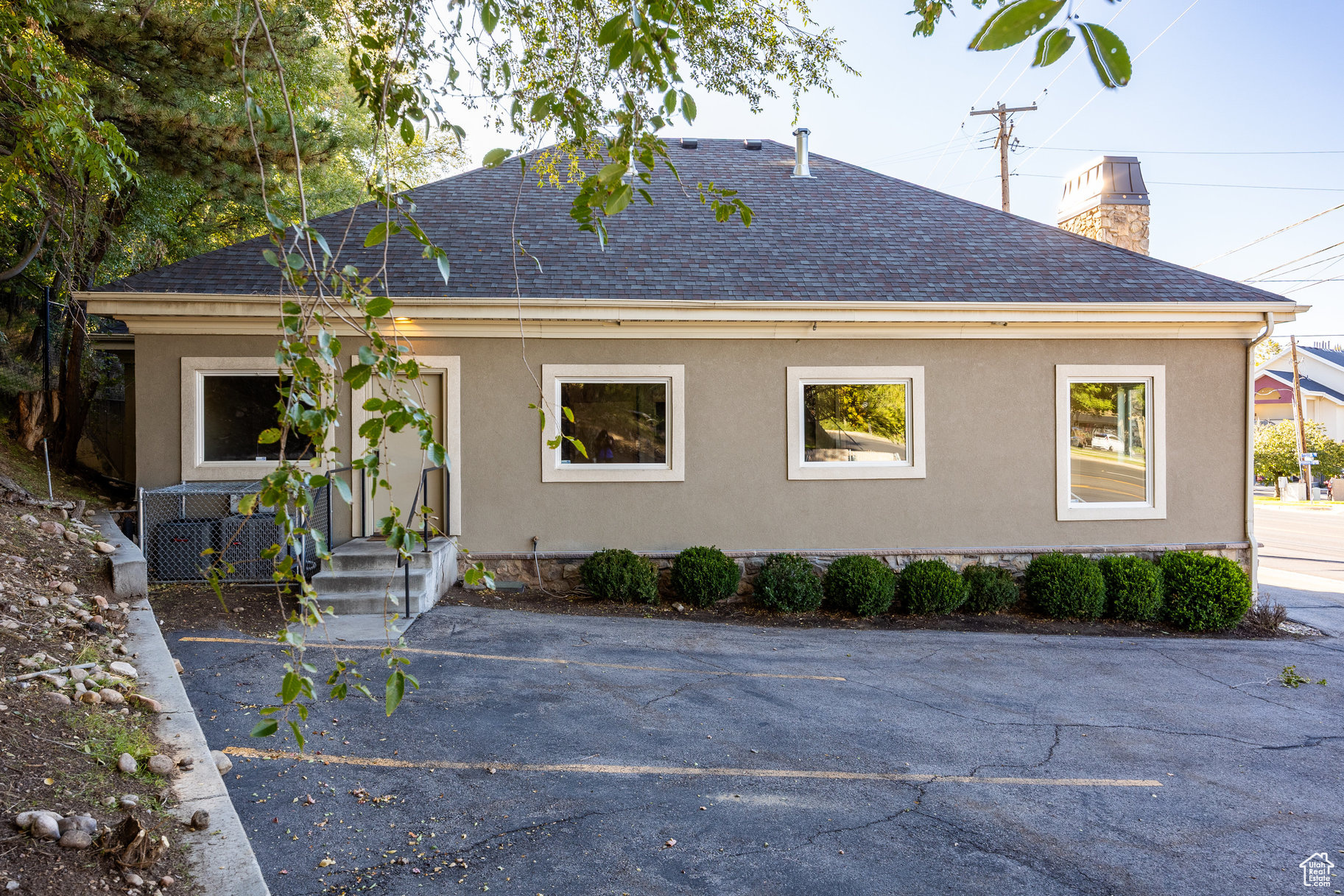 HIGHLAND - Commercial Sale