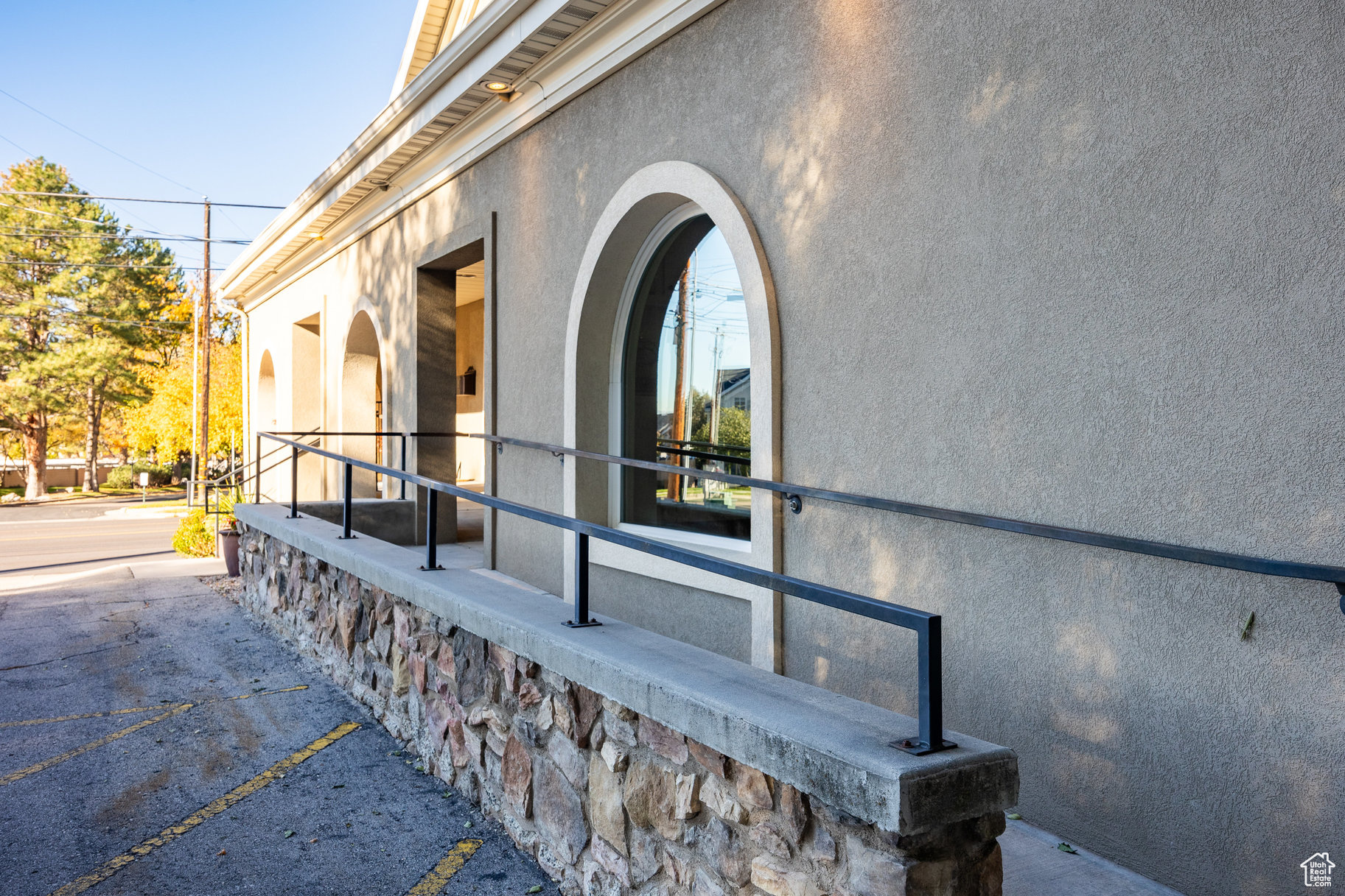 HIGHLAND - Commercial Sale