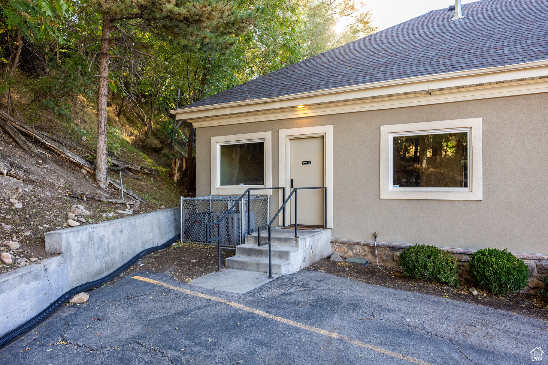 HIGHLAND - Commercial Sale