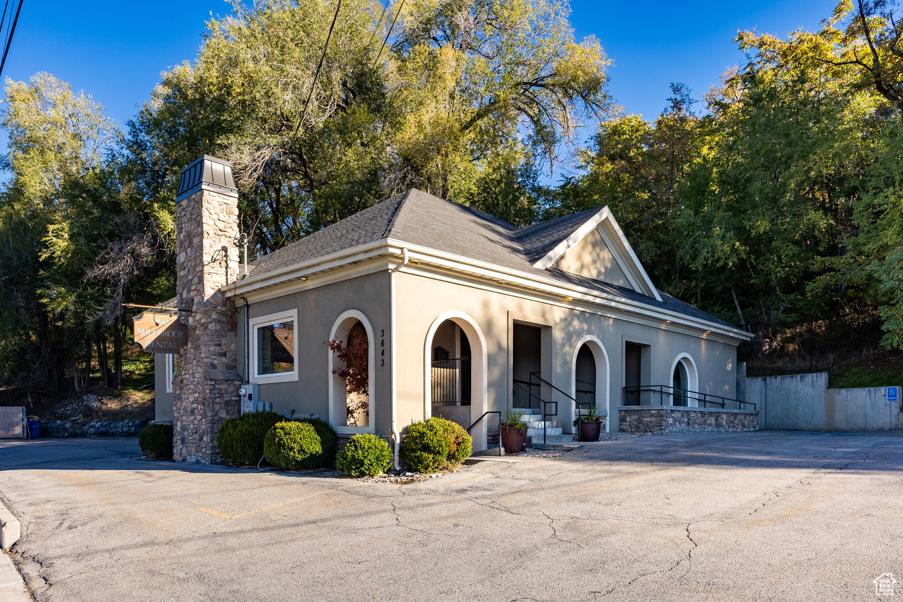 HIGHLAND - Commercial Sale