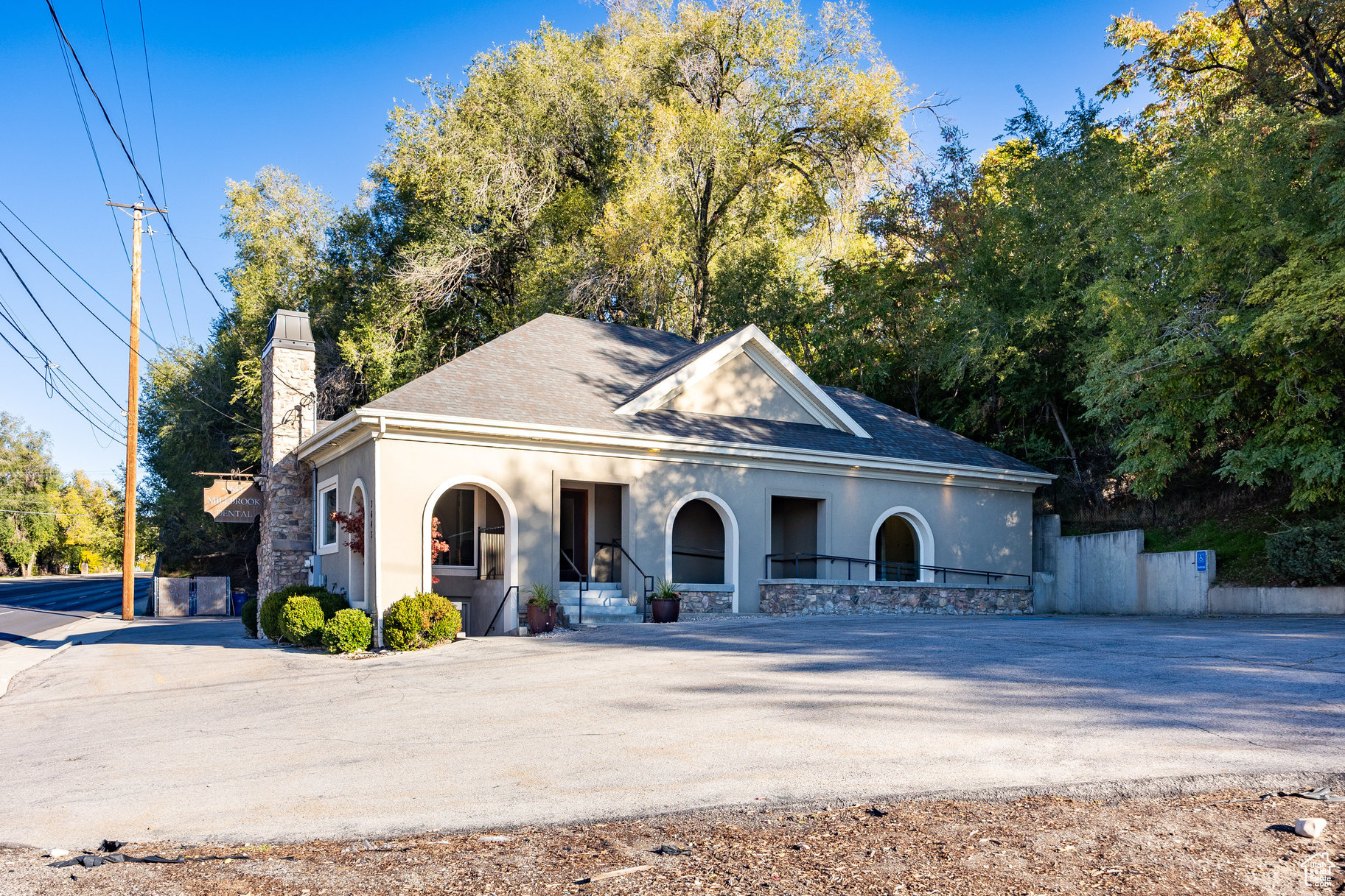 HIGHLAND - Commercial Sale