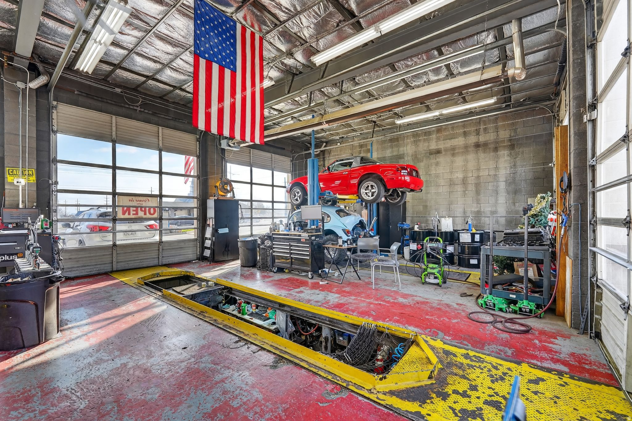 Main image without alt text