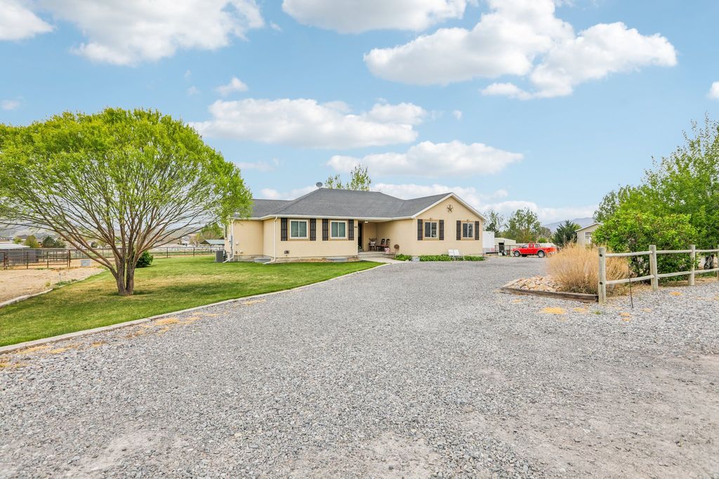 Photo of 2464 E AUTUMN DR, Eagle Mountain, UT 84005 (MLS # 2152739)