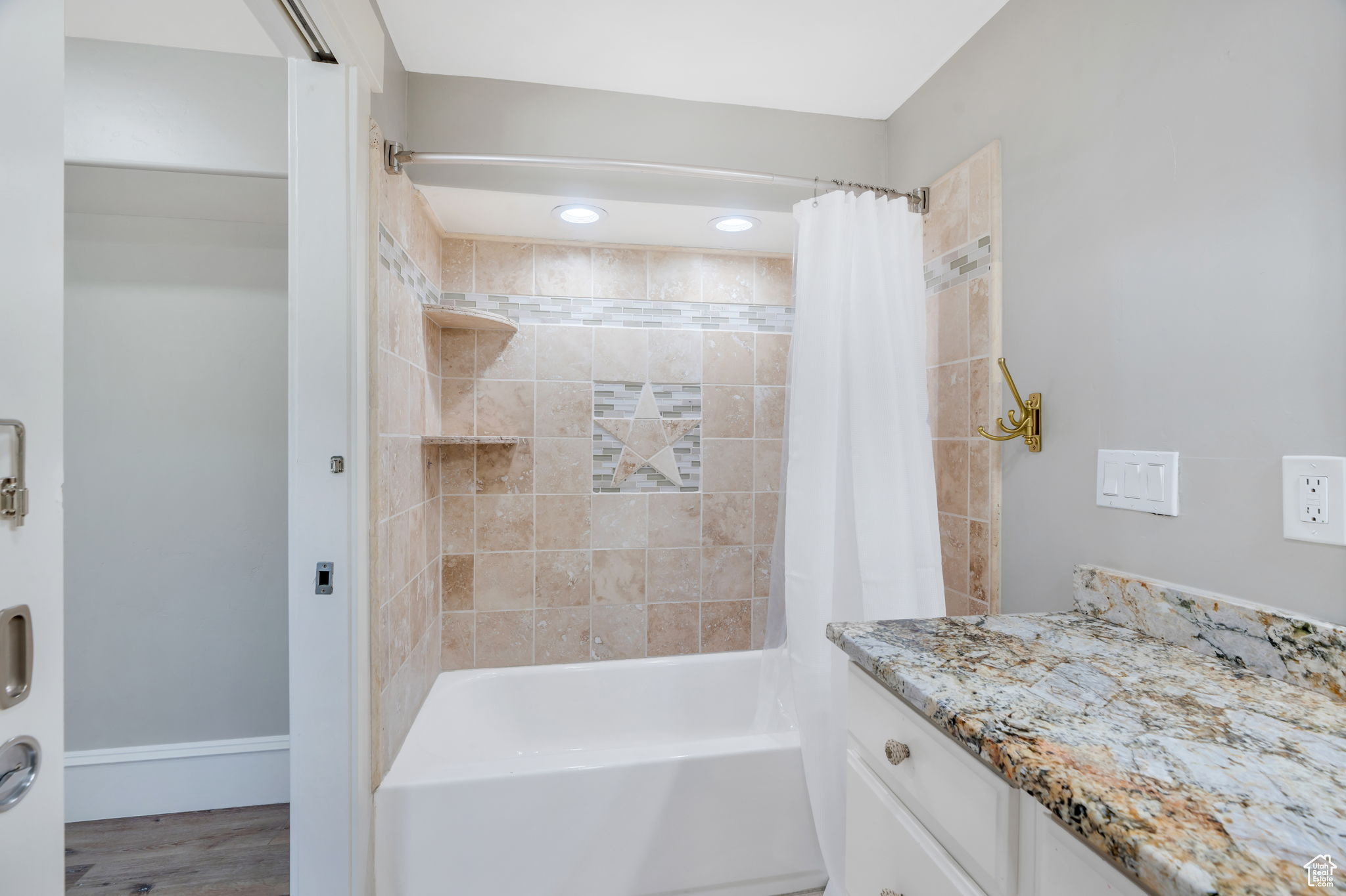 PINNACLE ESTATES - Residential