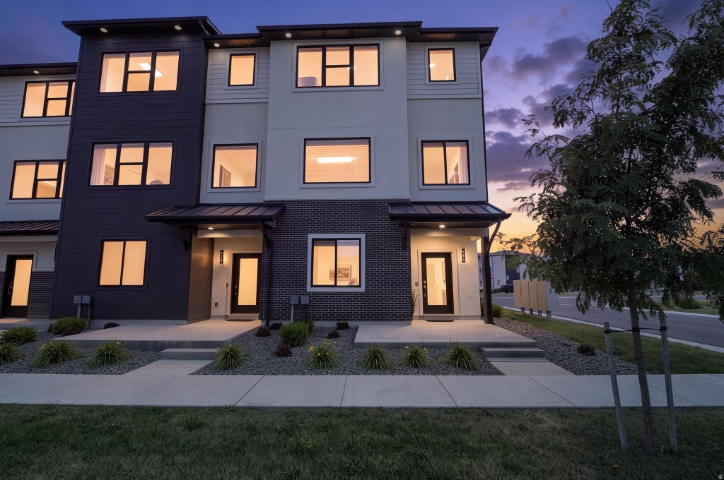 Photo of 424 S 900 W, American Fork, UT 84003 (MLS # 2179383)