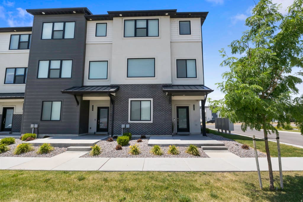 Photo of 424 S 900 W, American Fork, UT 84003 (MLS # 2179383)