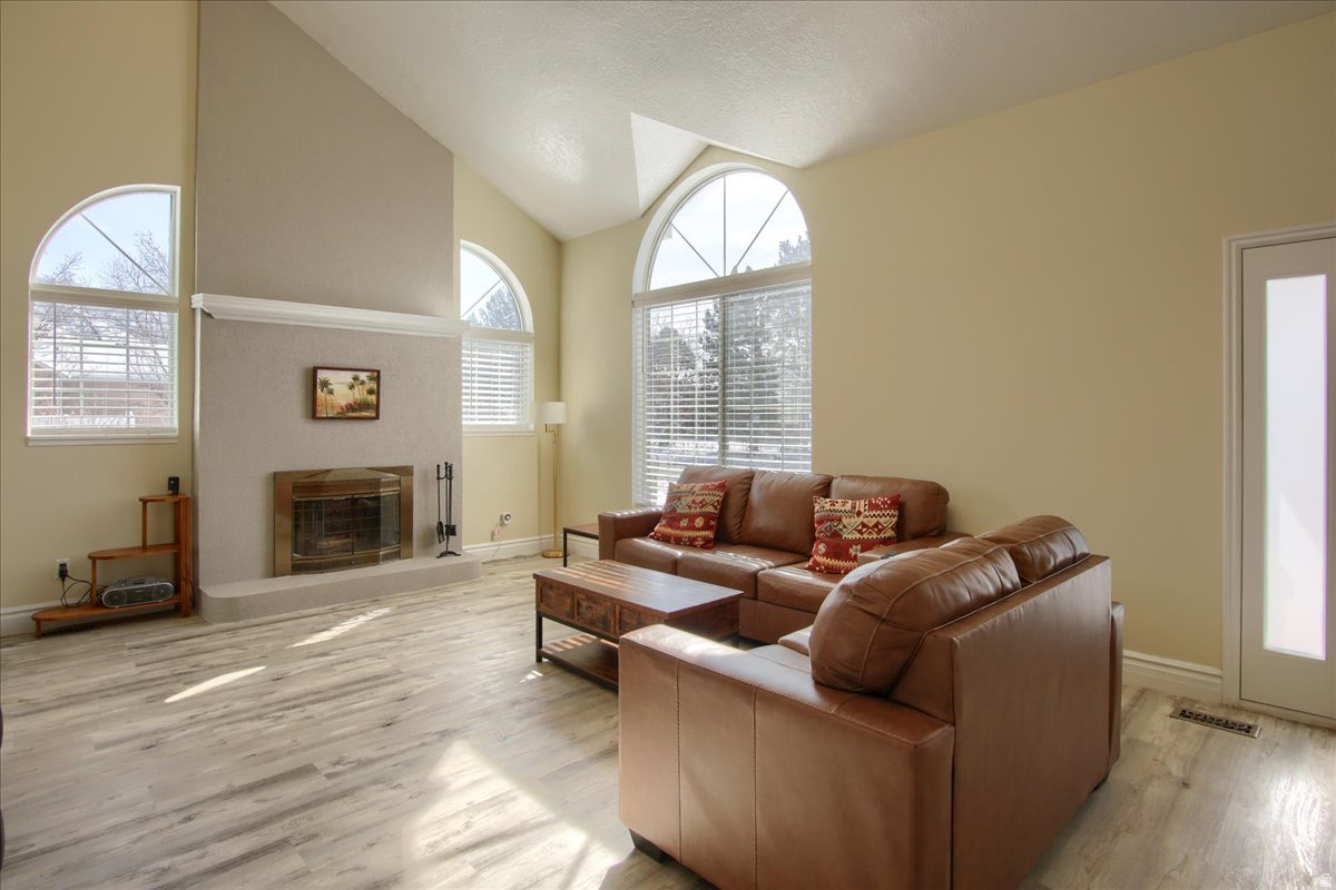 MOUNT LOGAN - Residential