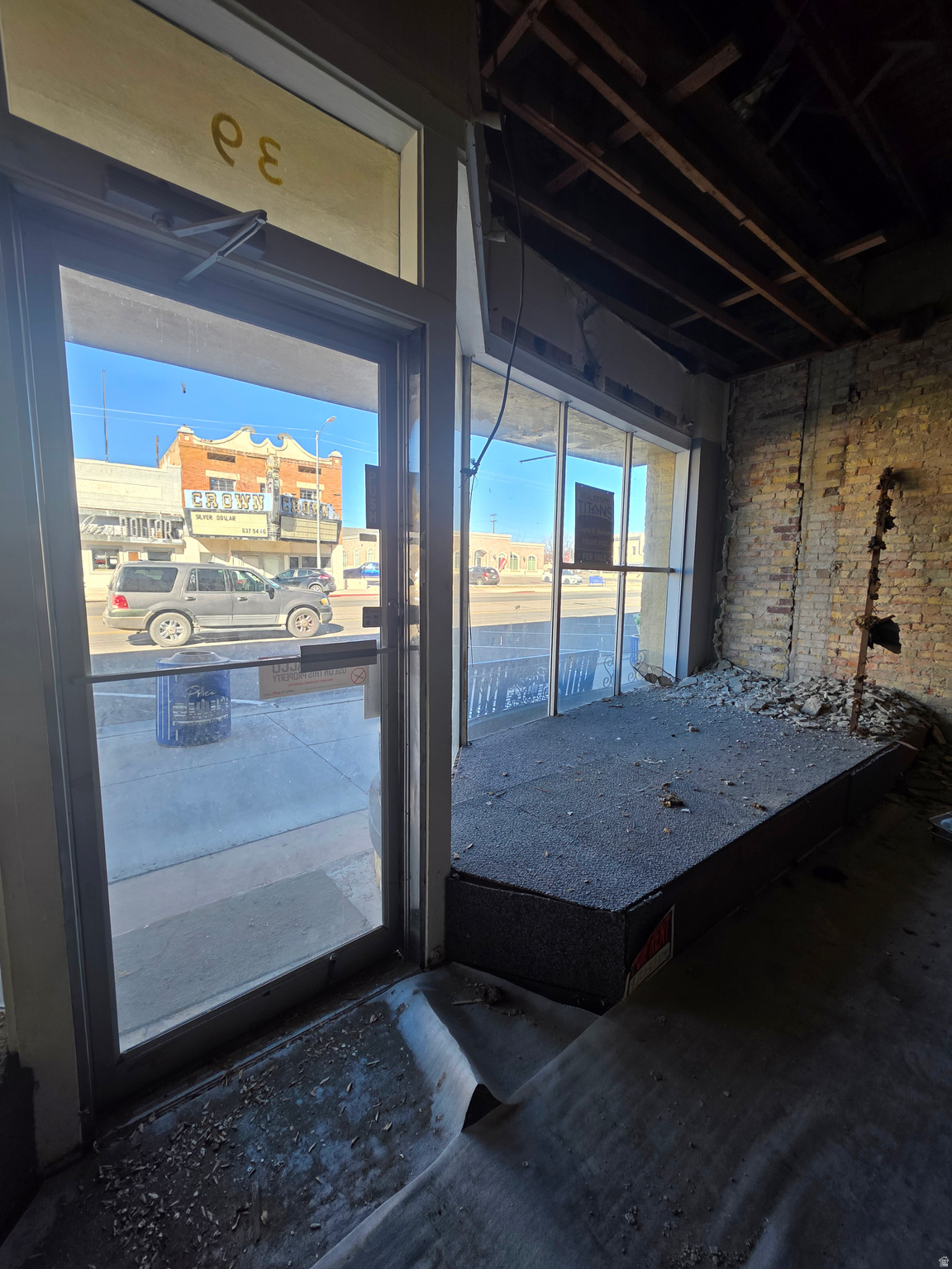 Main image without alt text