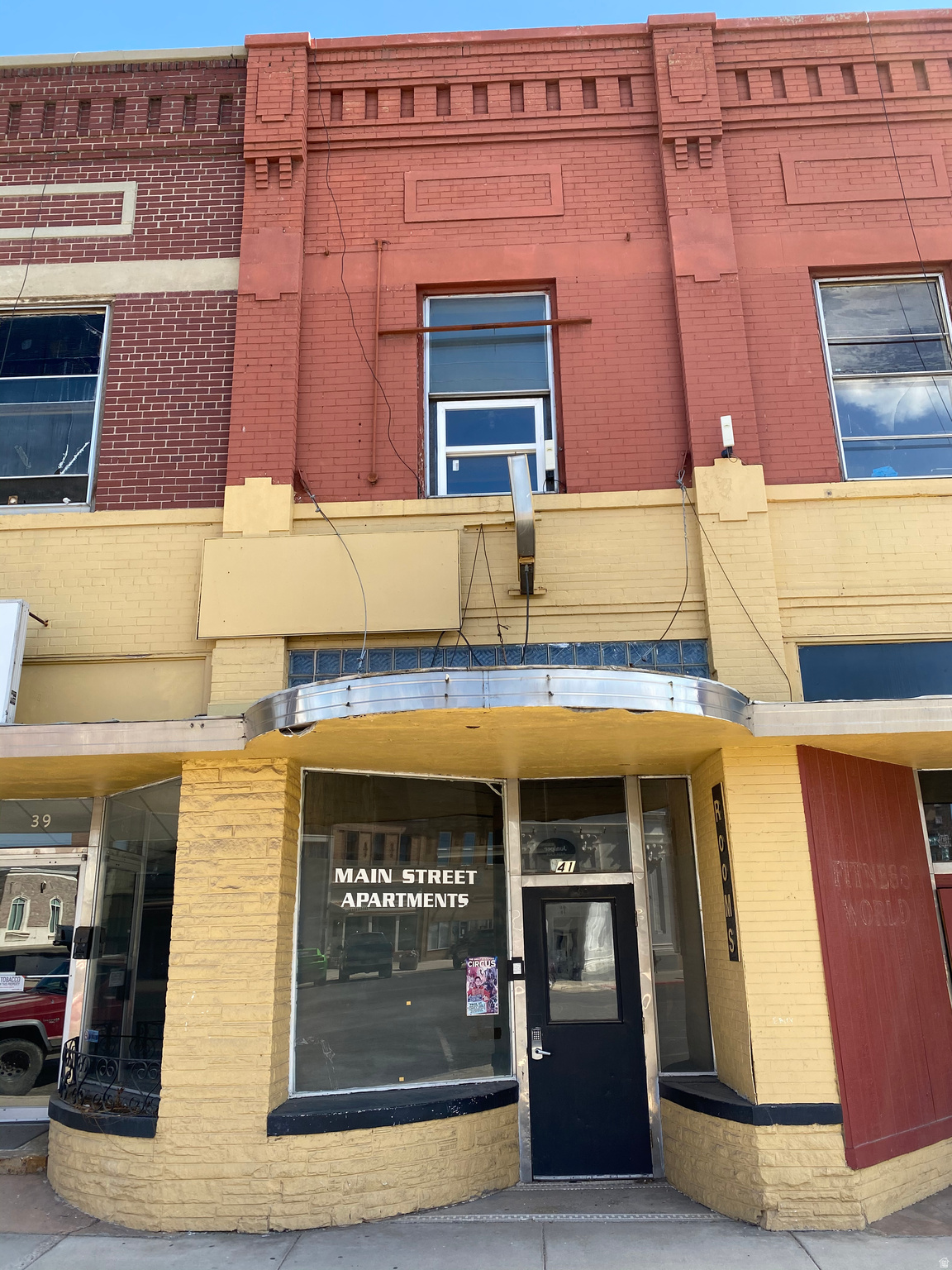 Main image without alt text